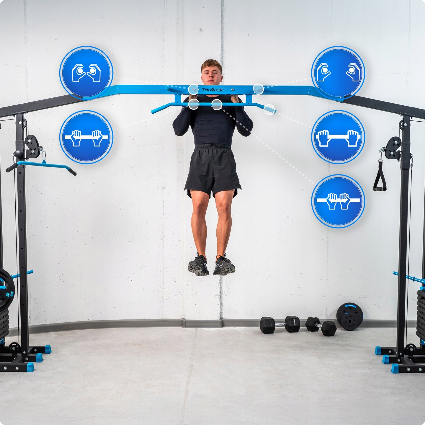 Mężczyzna robi podciągnięcia na niebieskim urządzeniu do ćwiczeń na siłowni. Wokół niego znajdują się różne ikony ćwiczeń. Obecne są również hantle i ciężary.