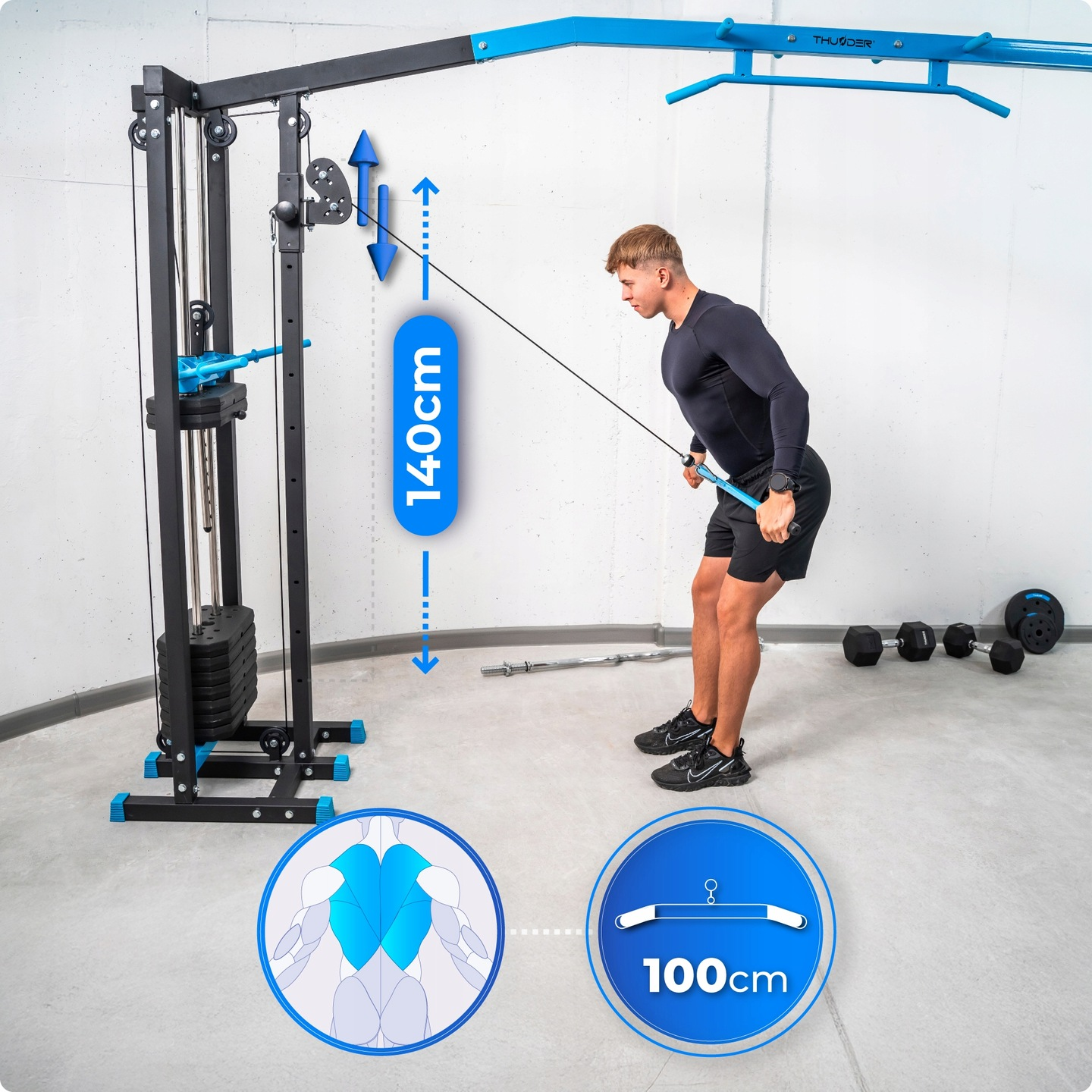Mężczyzna używa wyciągu w siłowni. Maszyna ma obciążenia i niebieski uchwyt. Mężczyzna ma na sobie czarne ubrania.