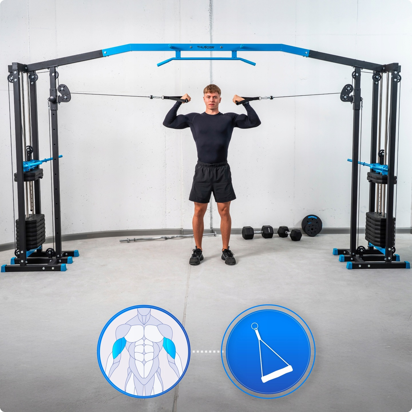 Mężczyzna w czerni trenuje na siłowni, używając maszyny linowej. Diagram pokazuje wykorzystanie mięśni. Widoczny jest inny sprzęt.