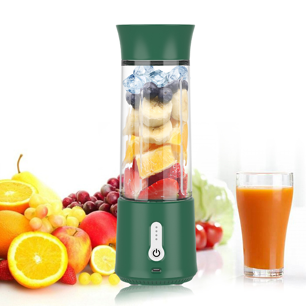 Ein grüner Mixer, gefüllt mit Früchten und Eis. Daneben steht ein Glas Saft. Früchte wie Orangen, Äpfel und Trauben sind davor.