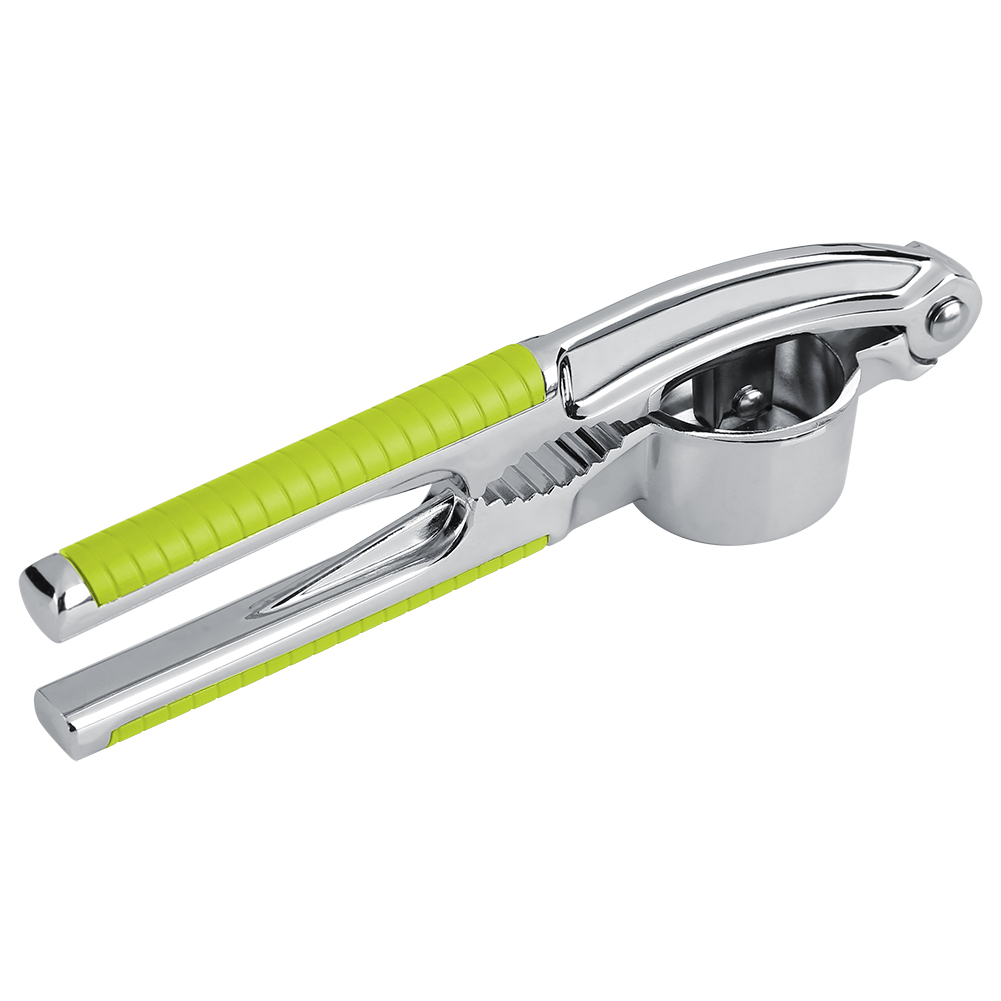 Eine silberne Knoblauchpresse mit grünen Griffen. Sie ist offen und zeigt die Presskammer und den Hebelmechanismus. Der Hintergrund ist weiß.