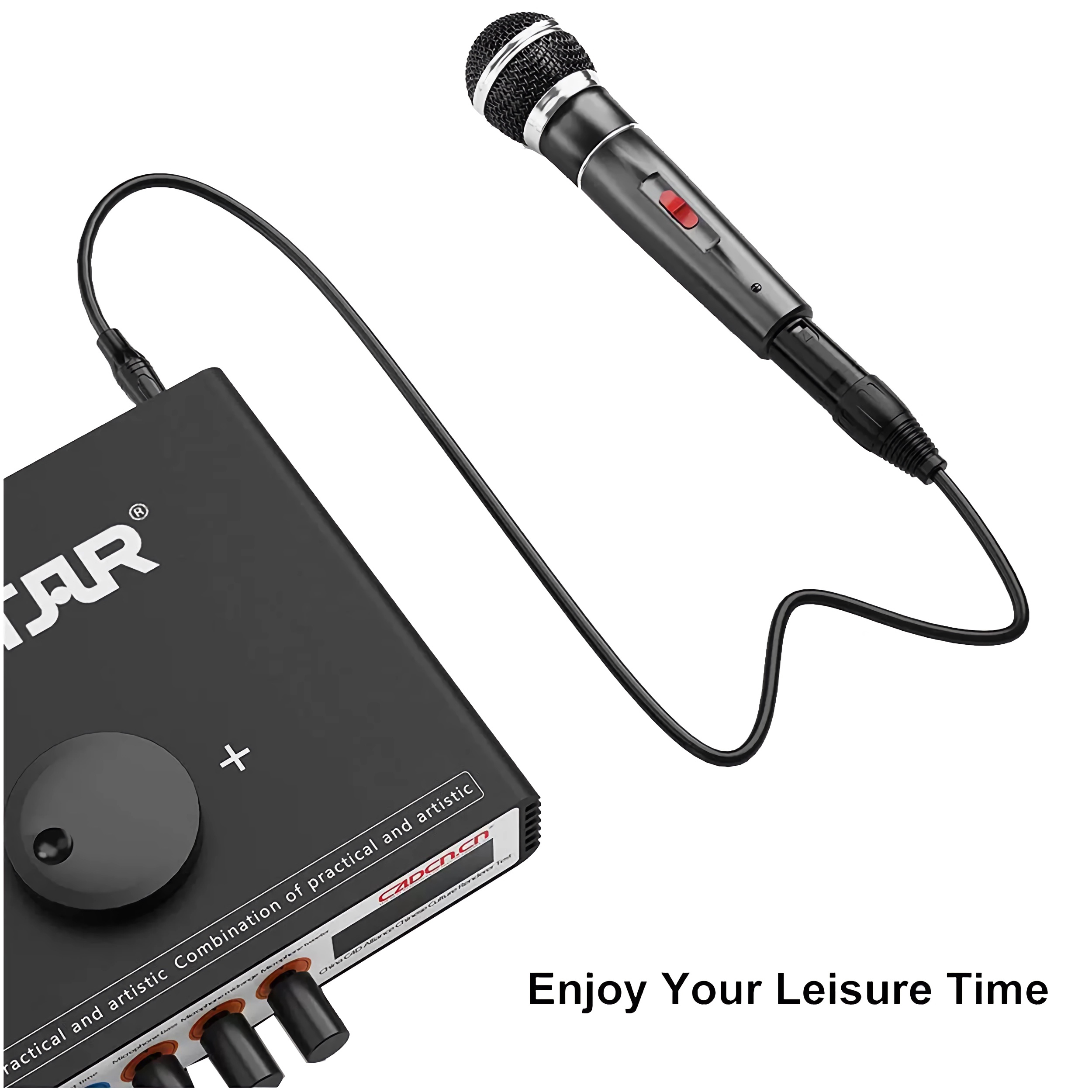 Ein schwarzes Mikrofon, das über ein Kabel mit einem schwarzen Audiomixer verbunden ist. Text: Genieße deine Freizeit.