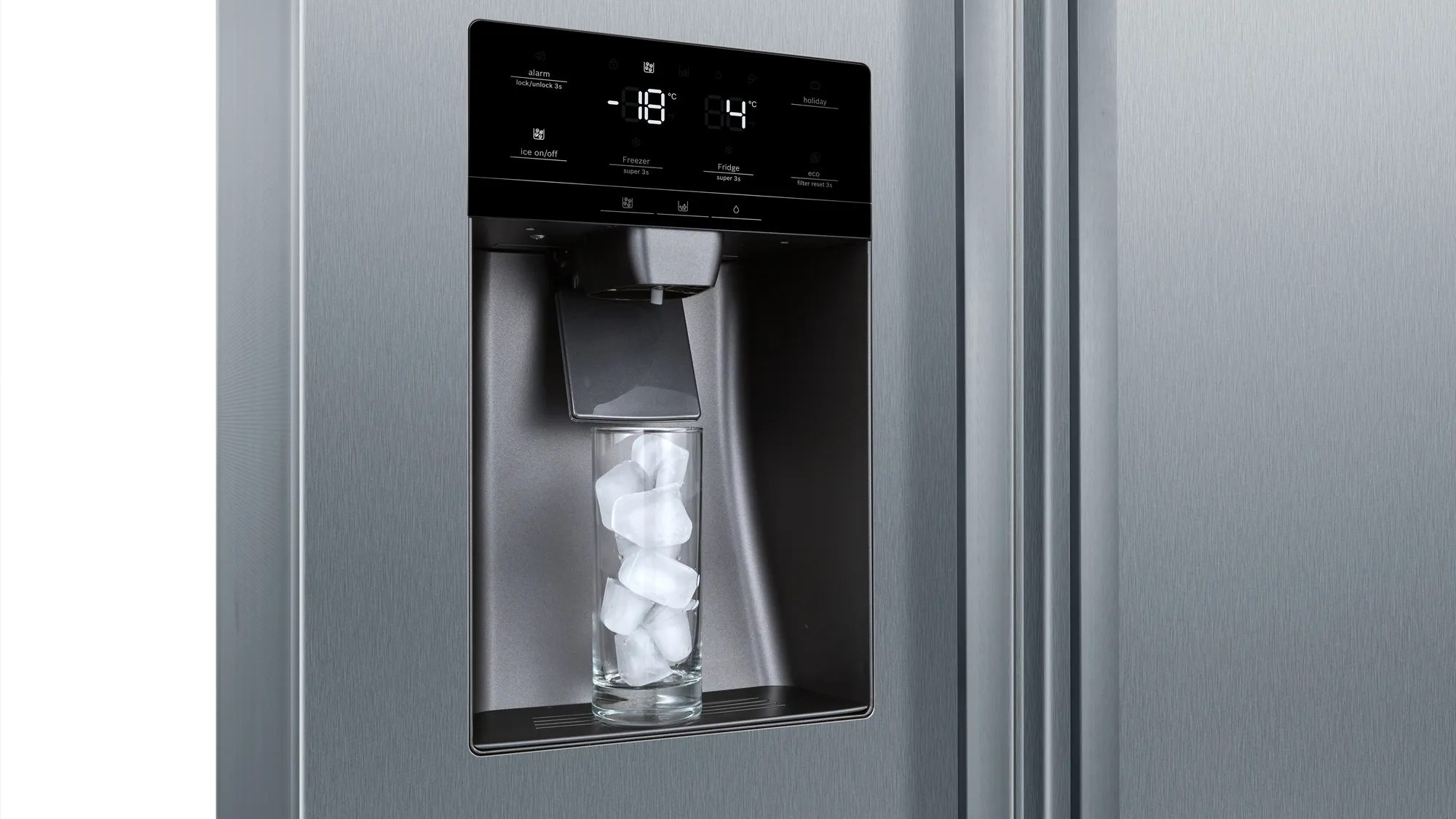 Ein Kühlschrank aus Edelstahl mit Spender. Ein Glas ist mit Eiswürfeln gefüllt. Digitalanzeige zeigt Temperaturen.