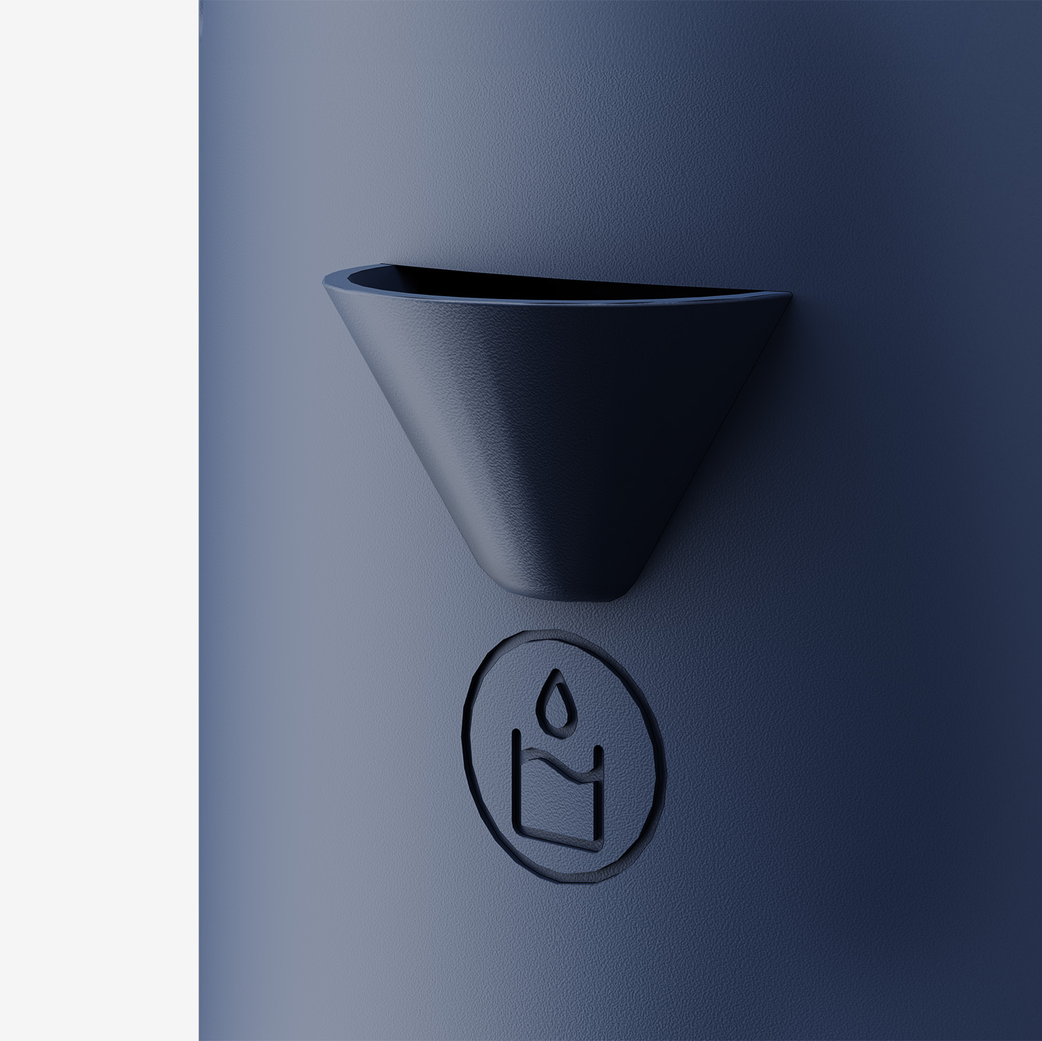 Dunkelblaue Wand mit dreieckigem Behälter und rundem, geprägtem Symbol einer Kerze mit Tropfen darüber.