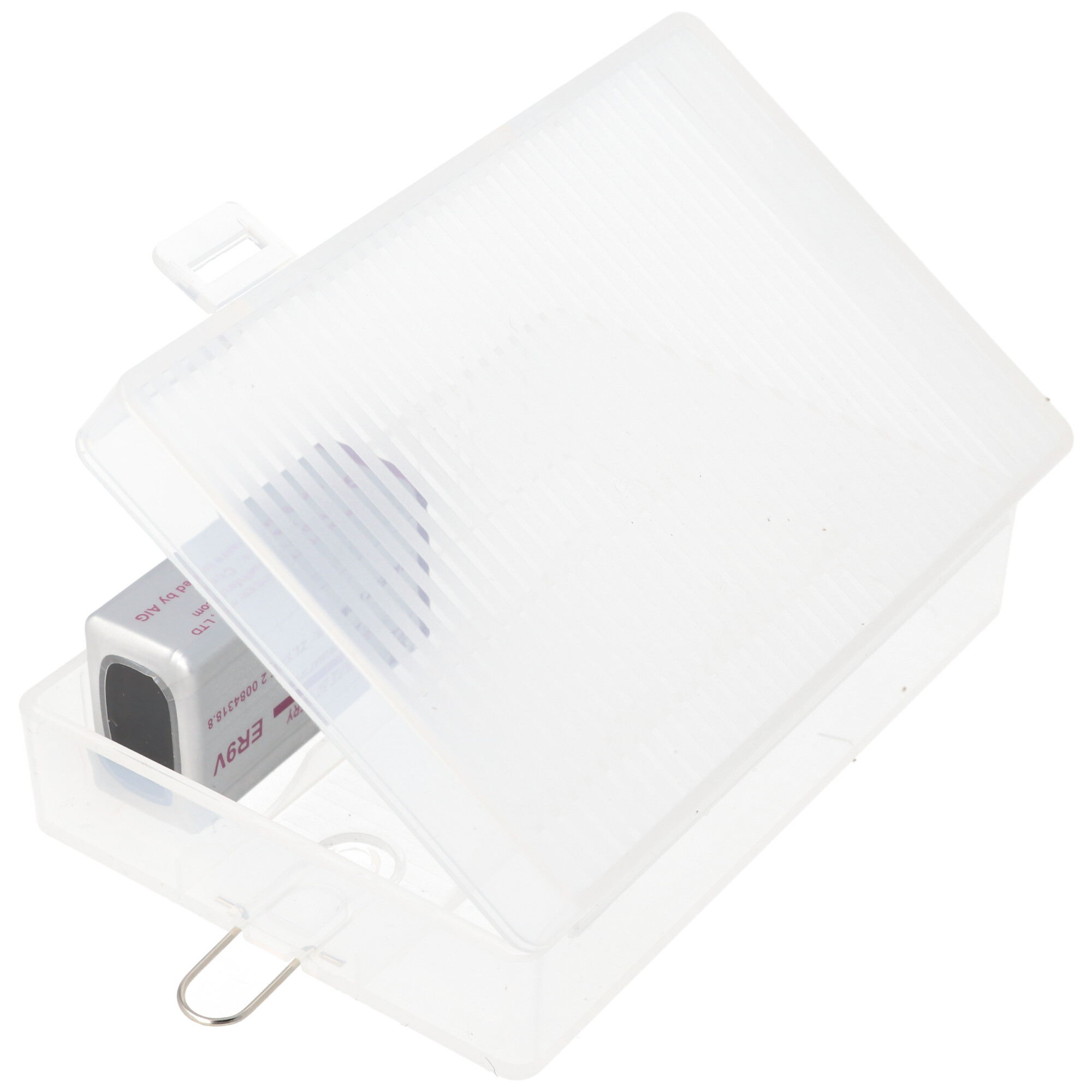 Eine transparente Plastikbox mit einer Batterie darin. Der Deckel ist offen. Die Batterie hat silberne und lila Etiketten.