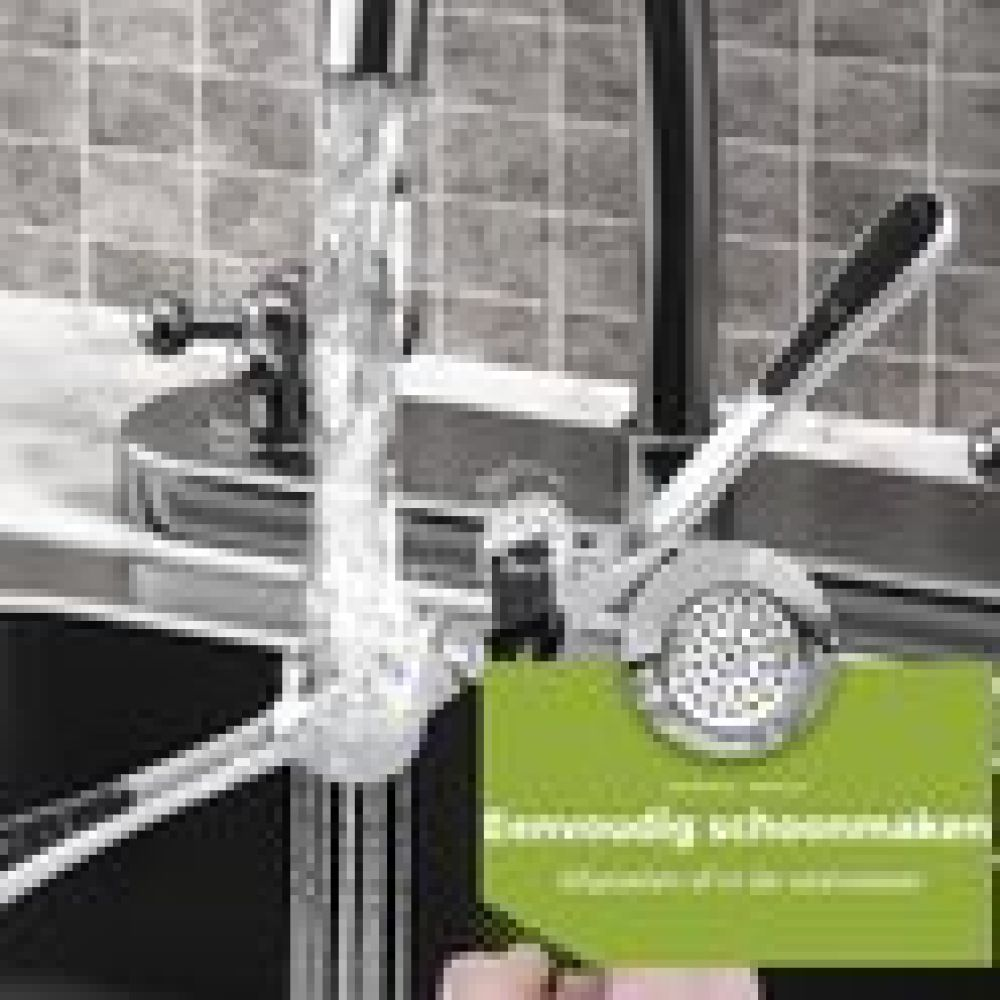 Wasser fließt aus einem Wasserhahn. Eine Knoblauchpresse ist im Vordergrund. Fliesen sind im Hintergrund.