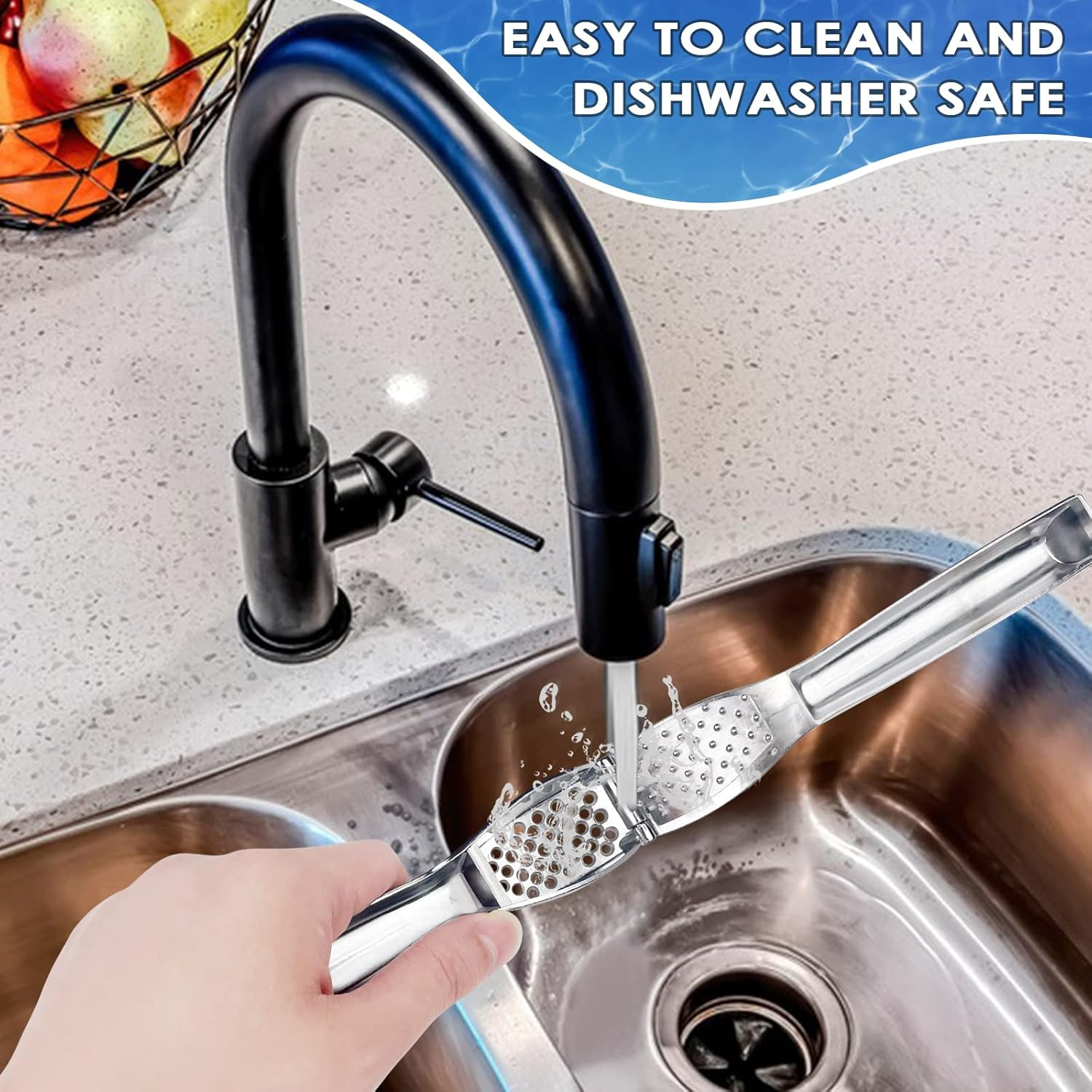 Eine Hand hält eine silberne Knoblauchpresse über einem Waschbecken. Wasser spritzt auf die Presse. Ein schwarzer Wasserhahn und ein Obstkorb sind im Hintergrund.