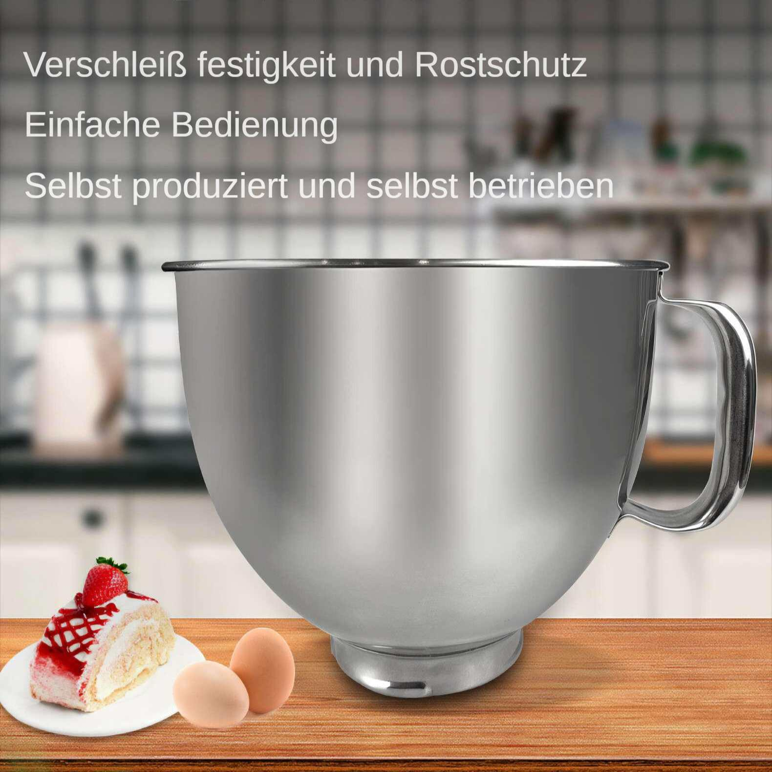 Eine Metall-Rührschüssel mit Griff, Kuchenstück und Eiern auf einer Holzoberfläche. Text auf Deutsch steht über der Schüssel.