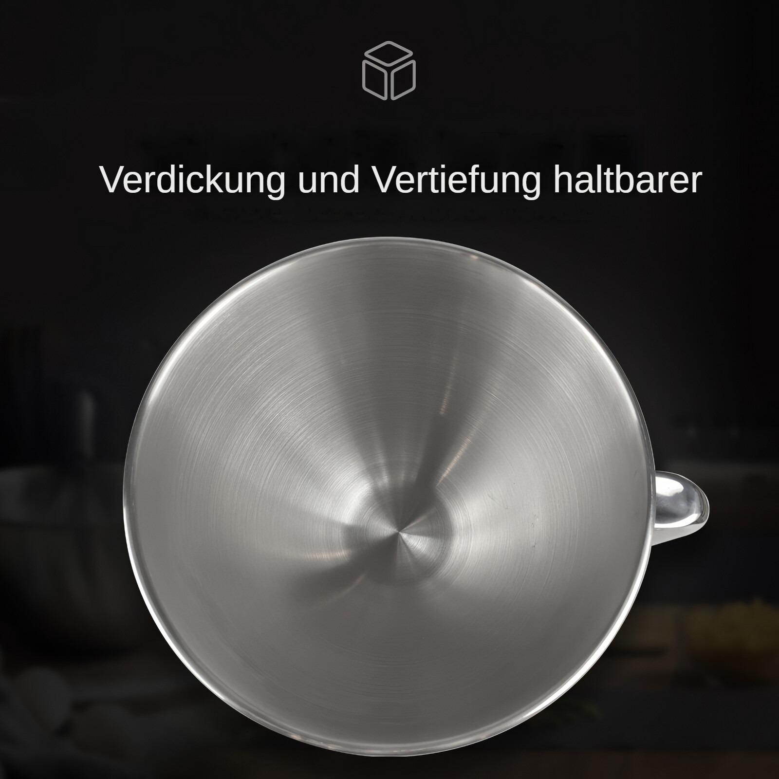 Eine Metallschüssel mit Griff, die Licht reflektiert. Es ist auf schwarzem Hintergrund. Text über der Schüssel.