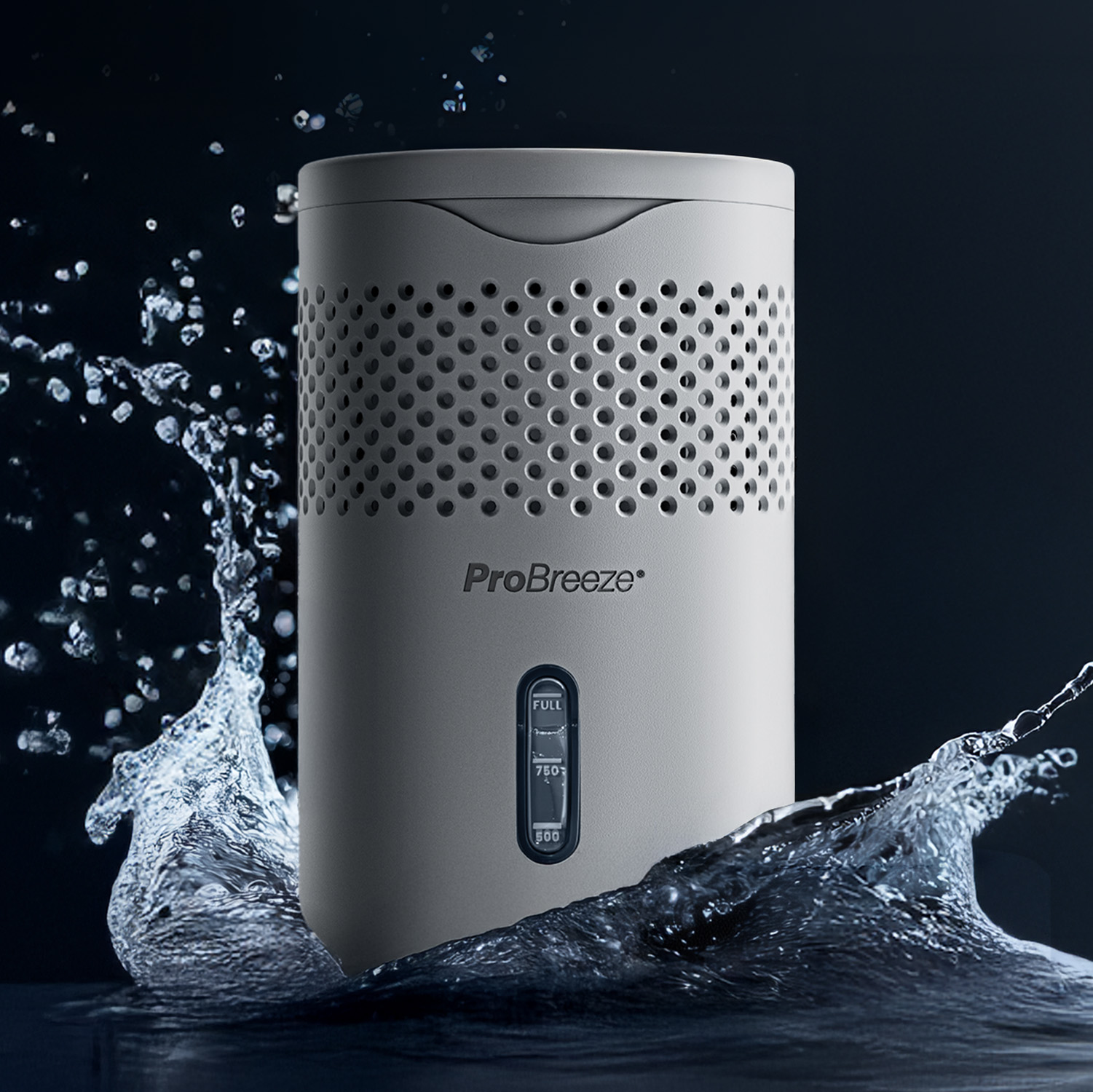 Ein grauer ProBreeze-Luftreiniger, um den Wasser spritzt. Der Reiniger hat einen perforierten oberen Bereich und eine Wasserstandsanzeige.