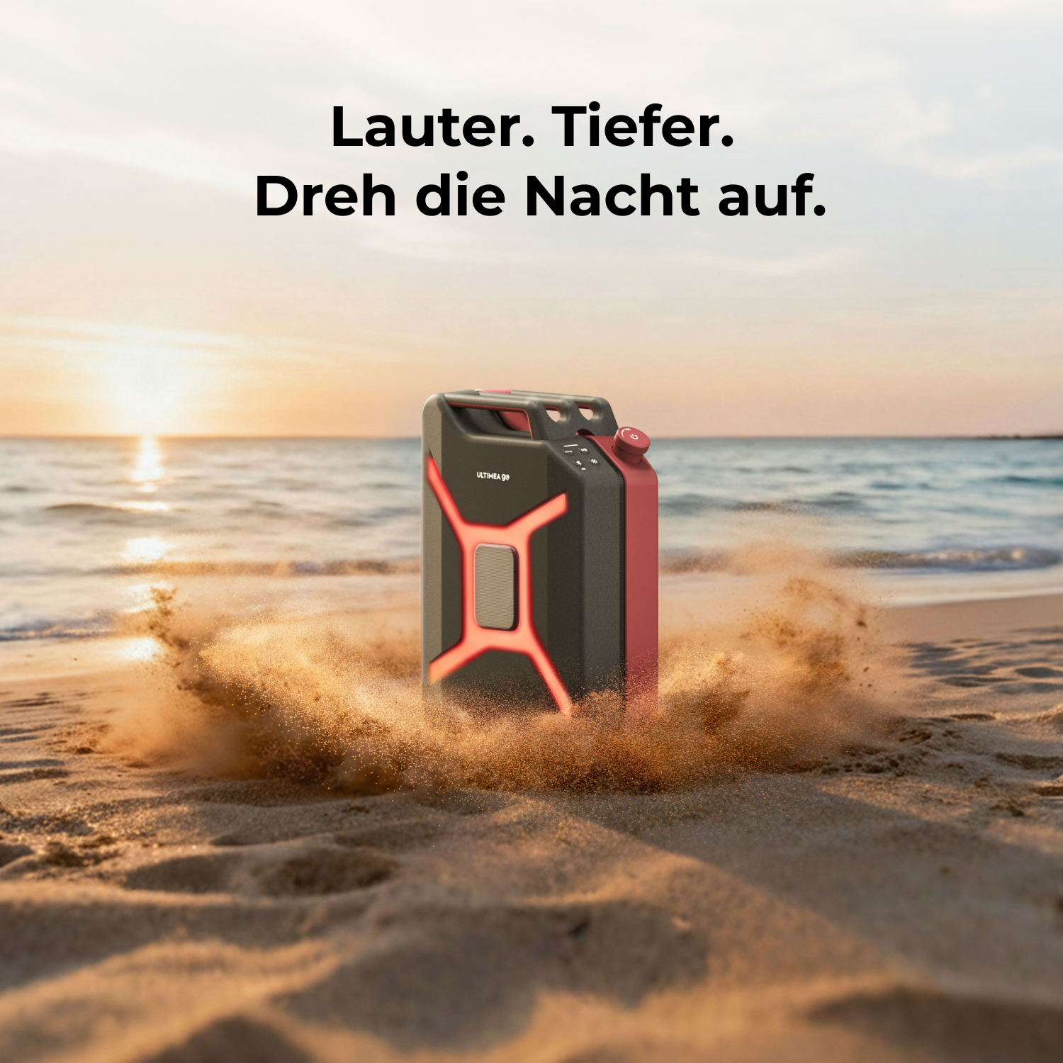 Ein Lautsprecher am Strand mit herumfliegendem Sand. Der Himmel ist orange. Text auf Deutsch steht über dem Lautsprecher.