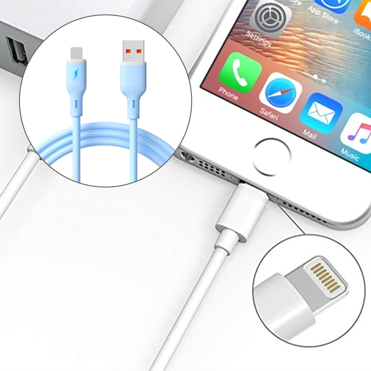 Ein hellblaues Ladekabel, das mit einem weißen iPhone verbunden ist. Das Kabel hat einen USB- und Lightning-Anschluss.