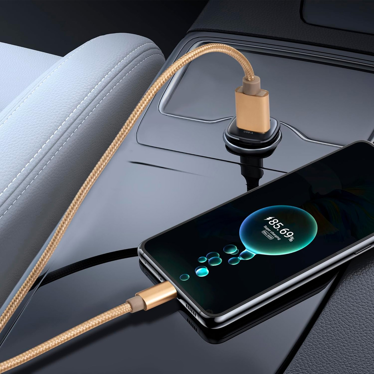 Ein Telefon, das im Auto geladen wird. Ein goldenes Kabel verbindet das Telefon mit einem USB-Ladegerät. Der Bildschirm zeigt 85,69 % Ladung.