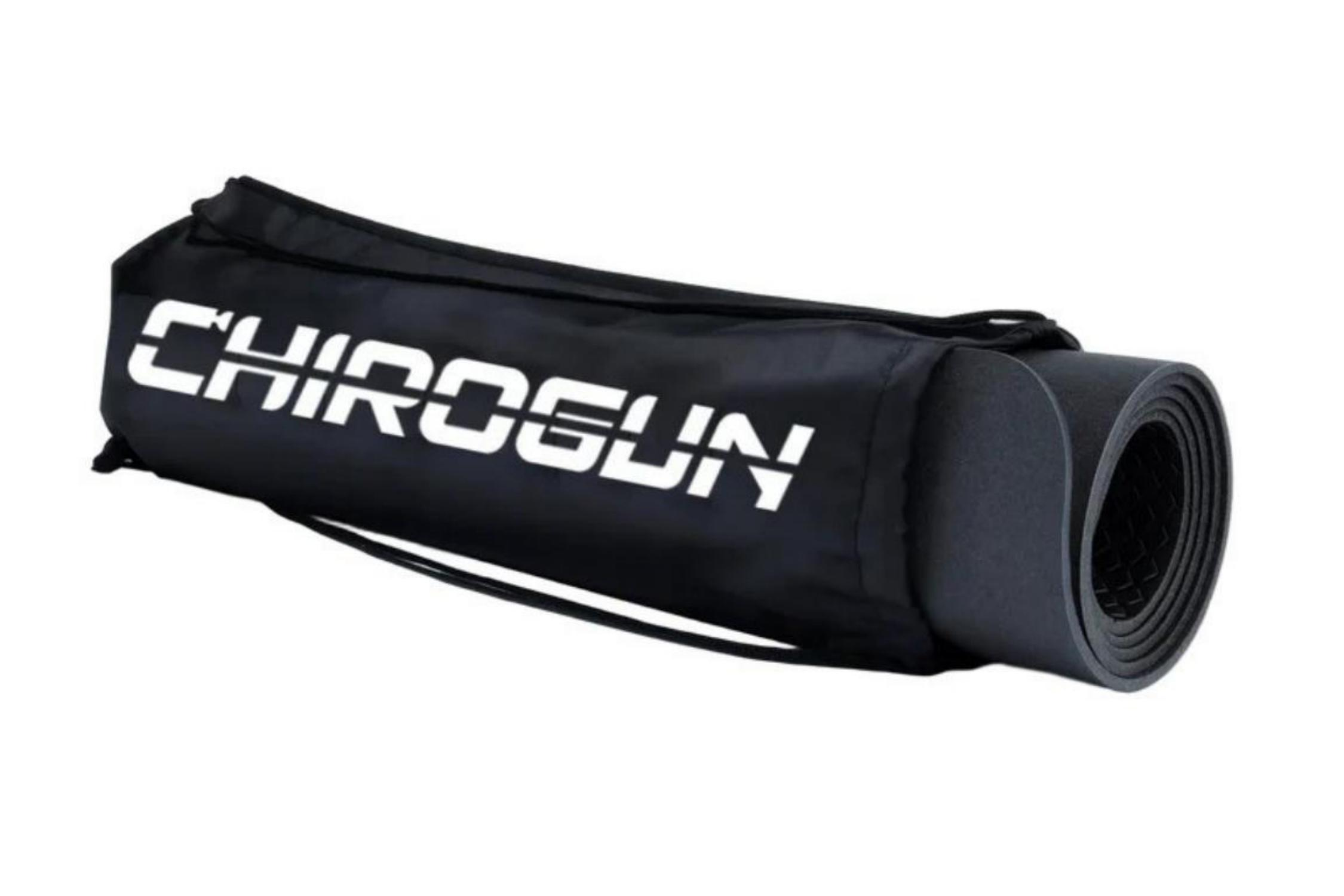 Eine schwarze Yogamatte, aufgerollt in einer schwarzen Tragetasche mit dem Wort CHIROGUN in weißen Buchstaben auf der Tasche.
