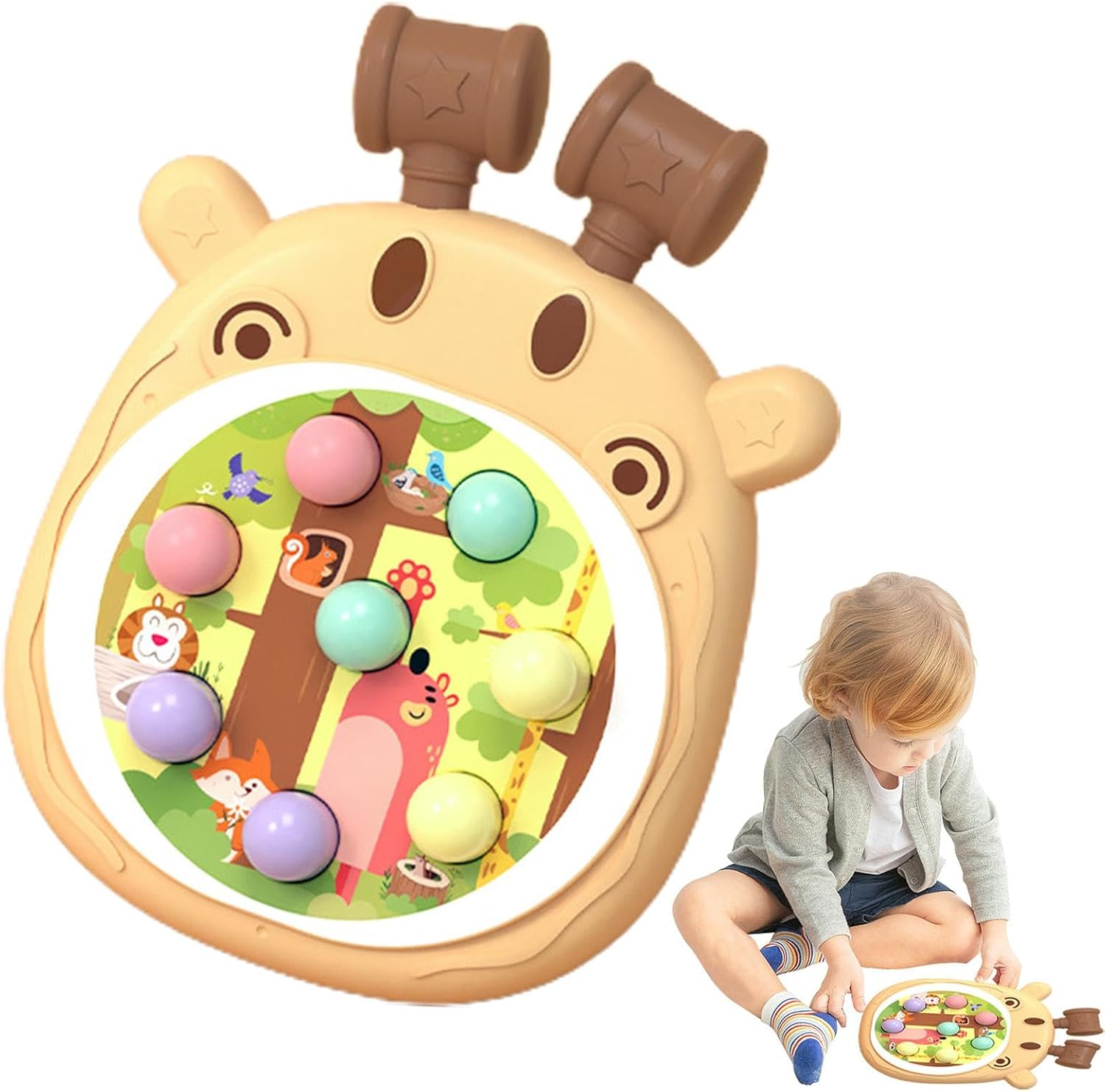 Ein Kind spielt mit einem Spielzeug in Form einer Giraffe. Das Spielzeug hat bunte Kugeln und zwei Hämmer. Das Kind trägt einen grauen Pullover.