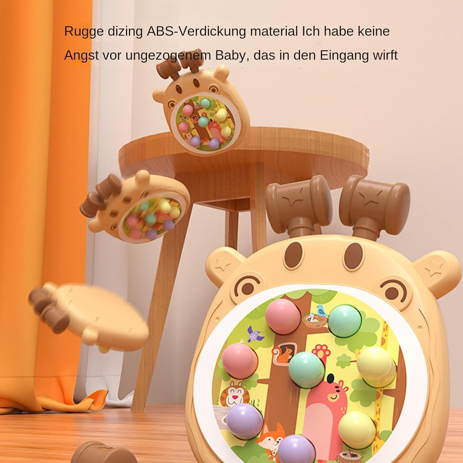 Ein giraffe-förmiges Spielzeug mit bunten Kugeln und einem Hammer. Einige Teile sind in der Luft. Das Spielzeug steht auf einem Holzständer.