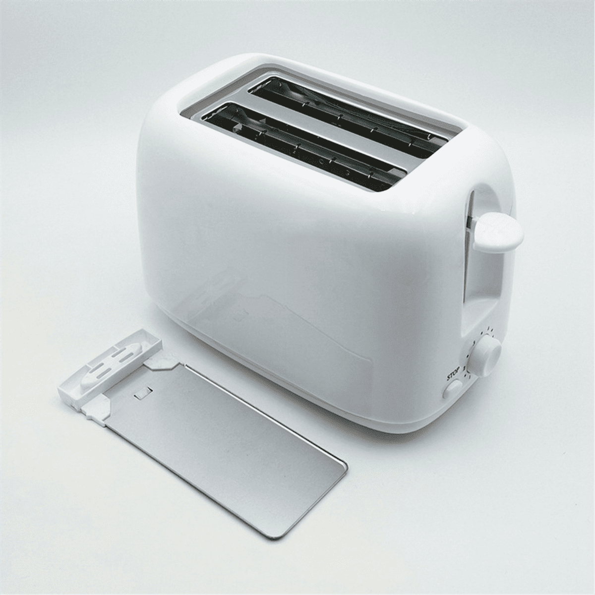 Ein weißer Toaster mit zwei Schlitzen und einer herausnehmbaren Krümelschublade auf weißem Untergrund. Der Toaster hat einen Drehknopf und einen Hebel.