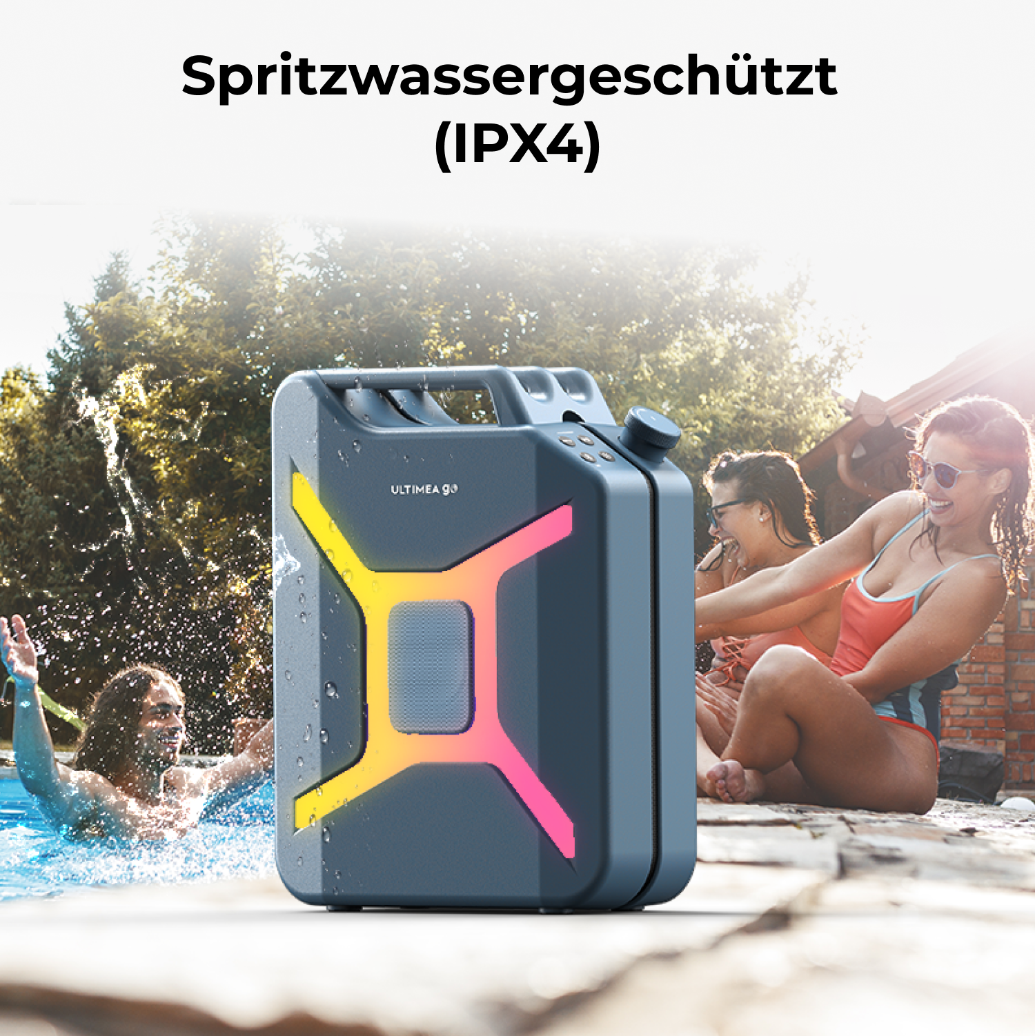 Ein wasserdichter Lautsprecher mit Personen in einem Pool. Eine Person ist im Pool. Zwei Frauen sitzen in der Nähe. Der Lautsprecher hat bunte Lichter.