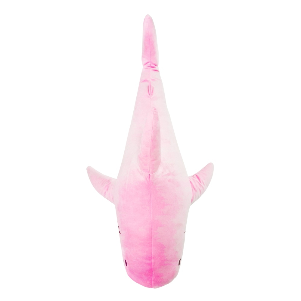 Ein weiches, rosa Hai-Plüschtier wird von oben gesehen. Es hat Flossen, einen Schwanz und kleine schwarze Augen. Der Hintergrund ist weiß.