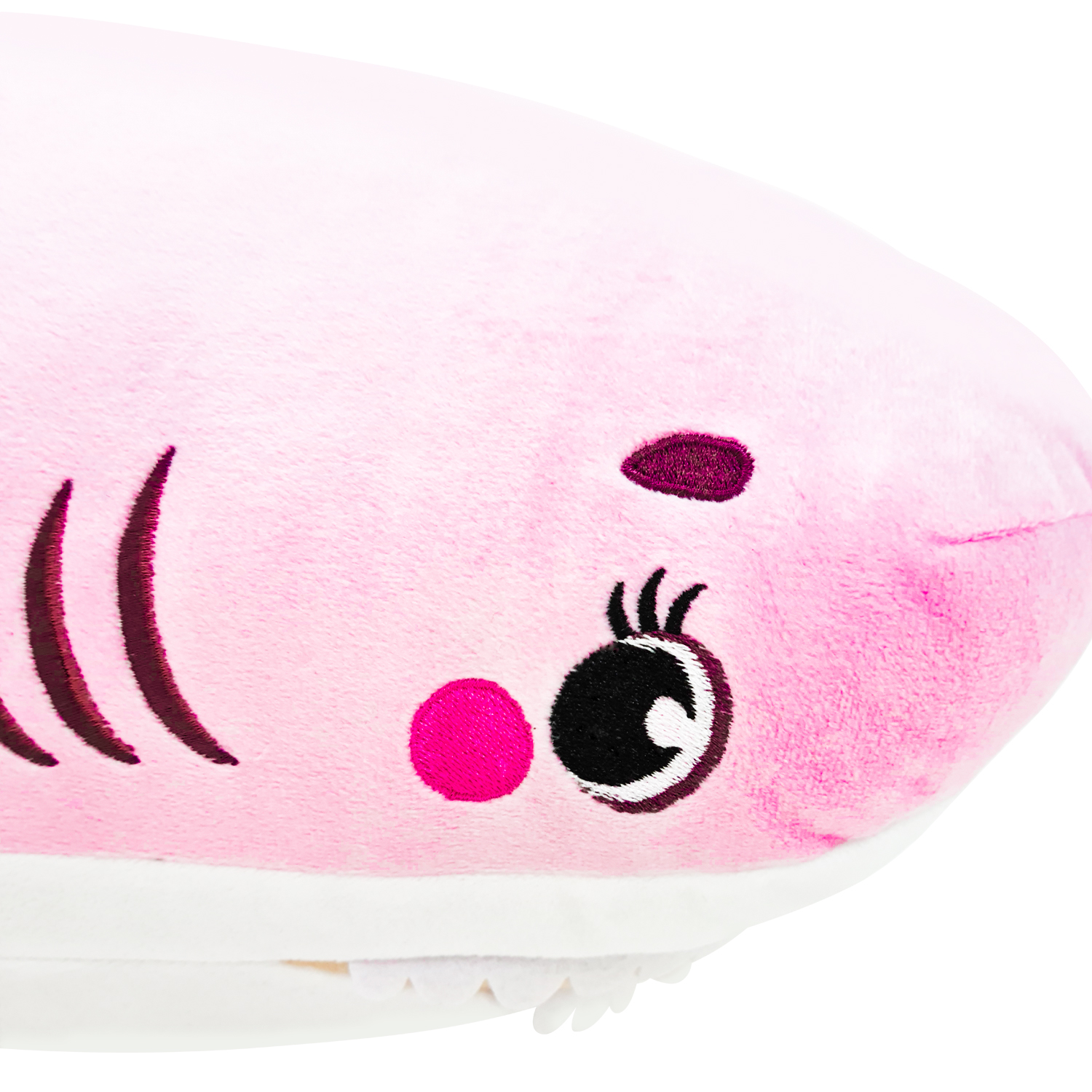 Ein pinkfarbener Plüschhai-Kopf wird gezeigt, mit gestickten Details für Augen, Kiemen und Mund. Der Hintergrund ist weiß.