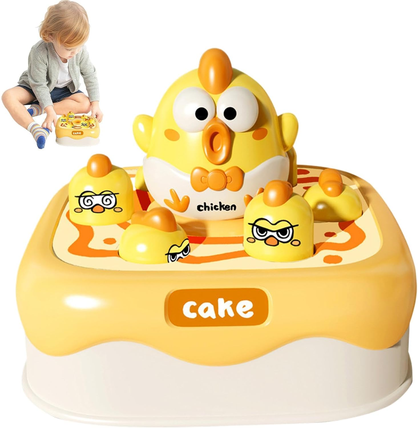 Ein Kind spielt mit einem gelben Spielzeugkuchen mit huhnförmigen Figuren. Der Kuchen hat die Aufschrift 'chicken' und 'cake'.