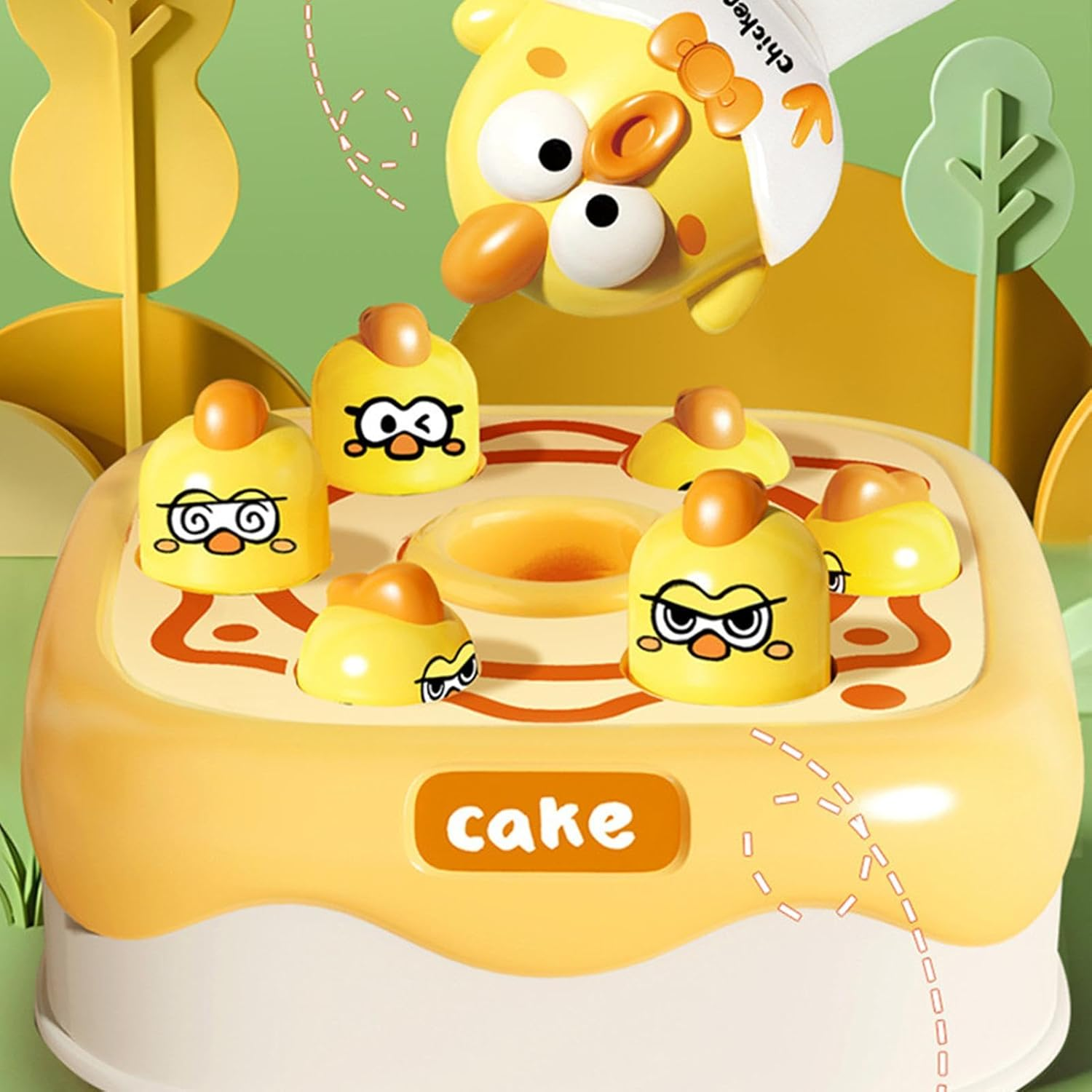Ein gelber Spielzeugkuchen mit huhnförmigen Figuren. Ein Spielzeughuhn ist dabei, die Hühnerfiguren zu treffen. Der Hintergrund ist grün und gelb.