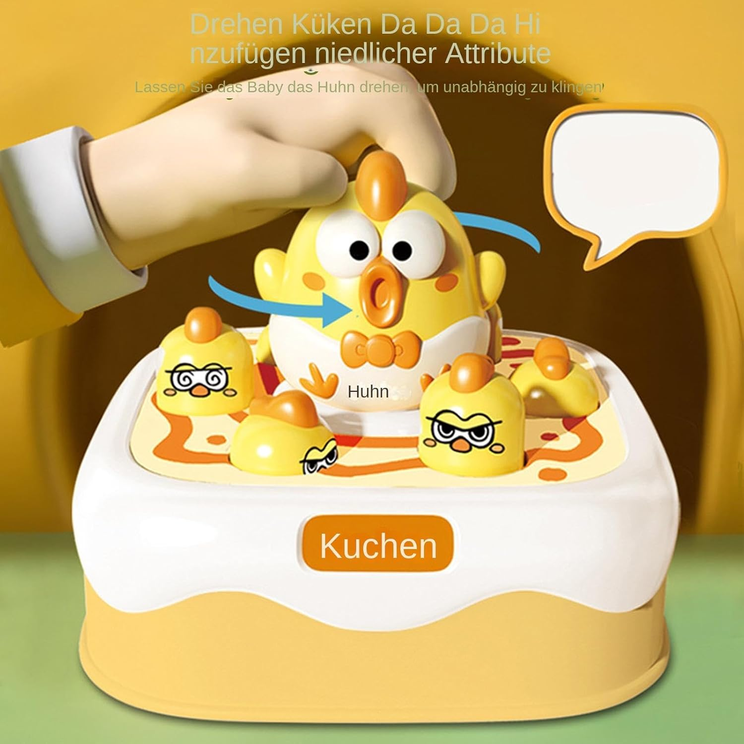 Ein gelber Spielzeugkuchen mit Hühnerfiguren. Eine Hand interagiert mit dem Spielzeug, mit Textblasen im Hintergrund.
