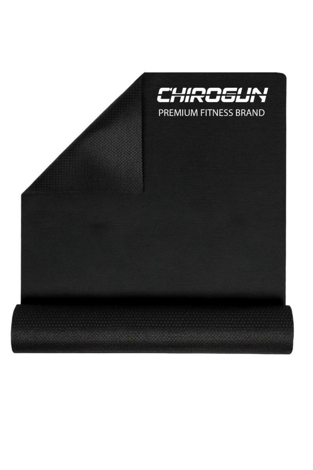 Schwarze, gerollte Yogamatte mit weißem 'CHIROGUN'-Logo und 'PREMIUM FITNESS BRAND'-Text oben, isoliert auf weißem Hintergrund.