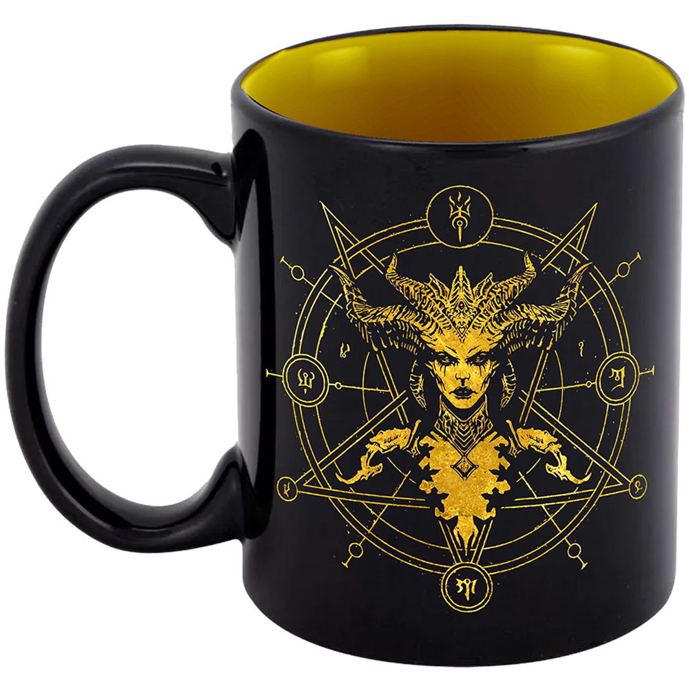 Tazza da caffè nera con immagine demoniaca dorata e simboli. L'interno è giallo.