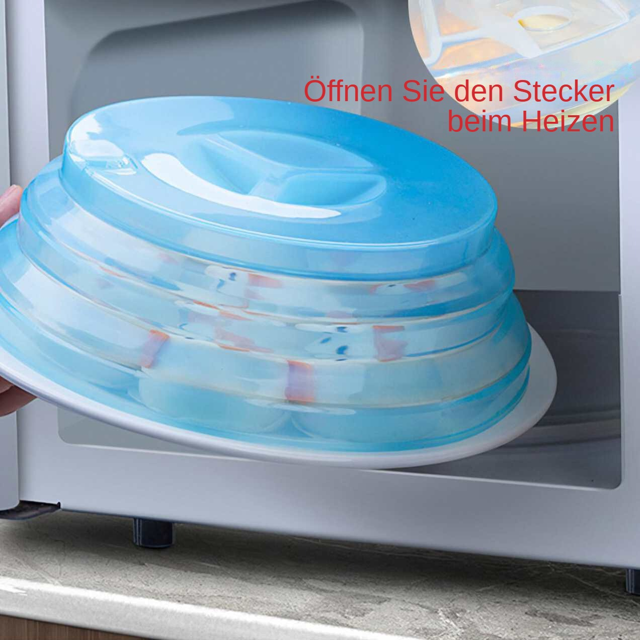 Eine blaue Mikrowellenabdeckung wird in eine Mikrowelle gelegt. Der Text auf dem Bild lautet: "Öffnen Sie den Stecker beim Heizen".