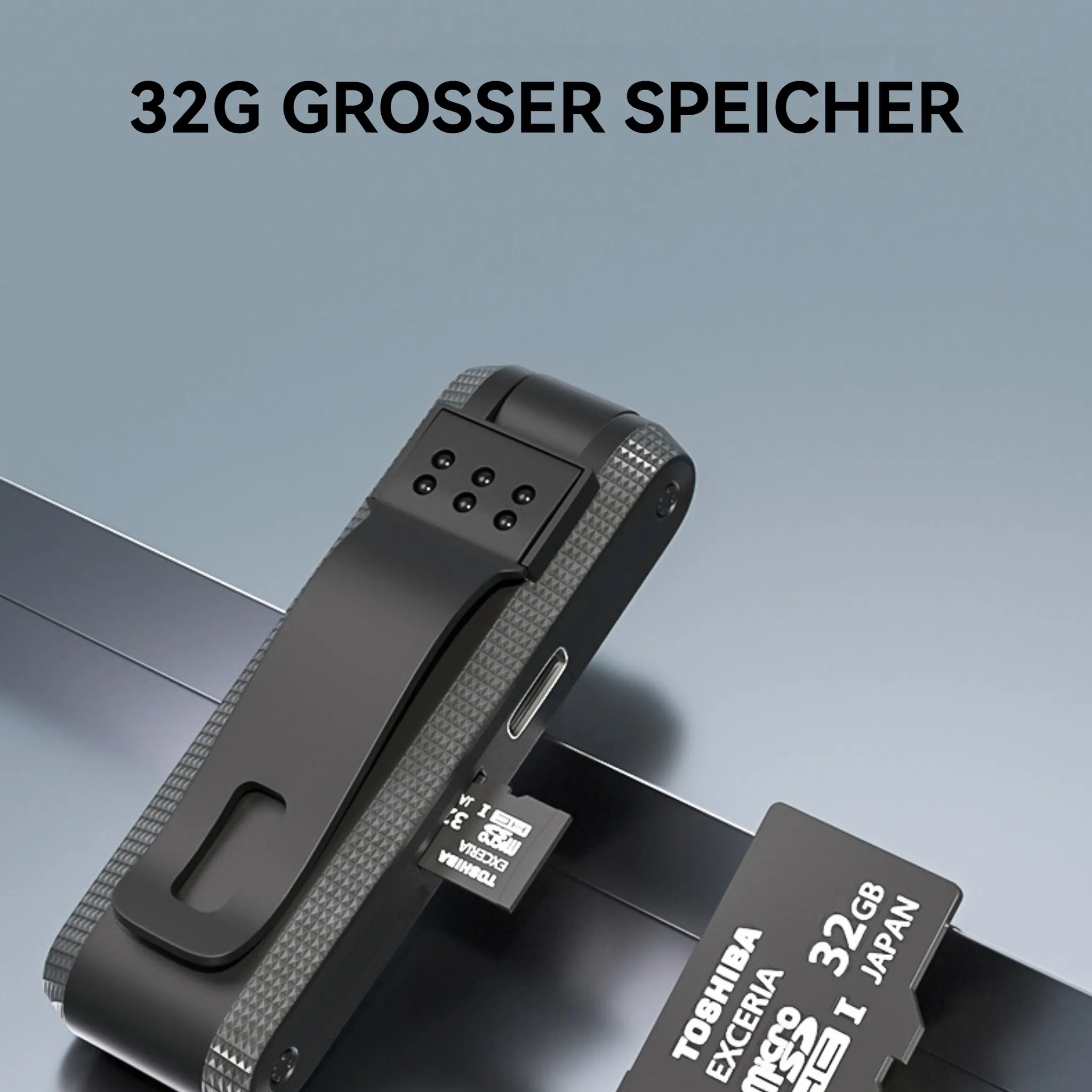 Ein schwarzes Gerät mit Clip, das eine microSD-Karte hält. Text: '32G GROSSER SPEICHER'.