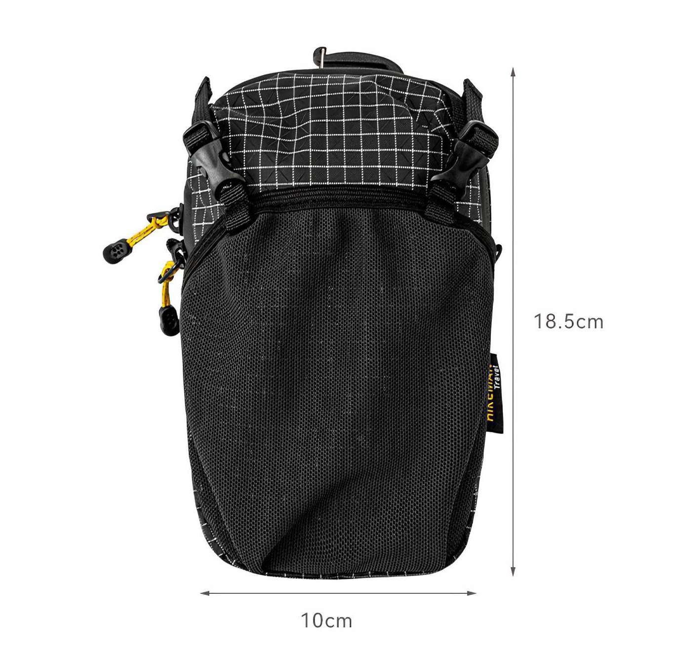Schwarz-weiß karierte Tasche mit gelben Akzenten. Maße: 18,5 cm hoch, 10 cm breit. Hat Schnallen und ein kleines Etikett mit 'NINCHIAI Travel'.