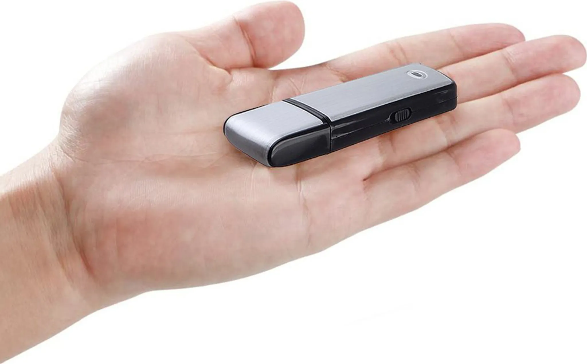 Eine Hand hält einen grauen und schwarzen USB-Stick. Die Hand ist geöffnet und der USB-Stick liegt auf der Handfläche.