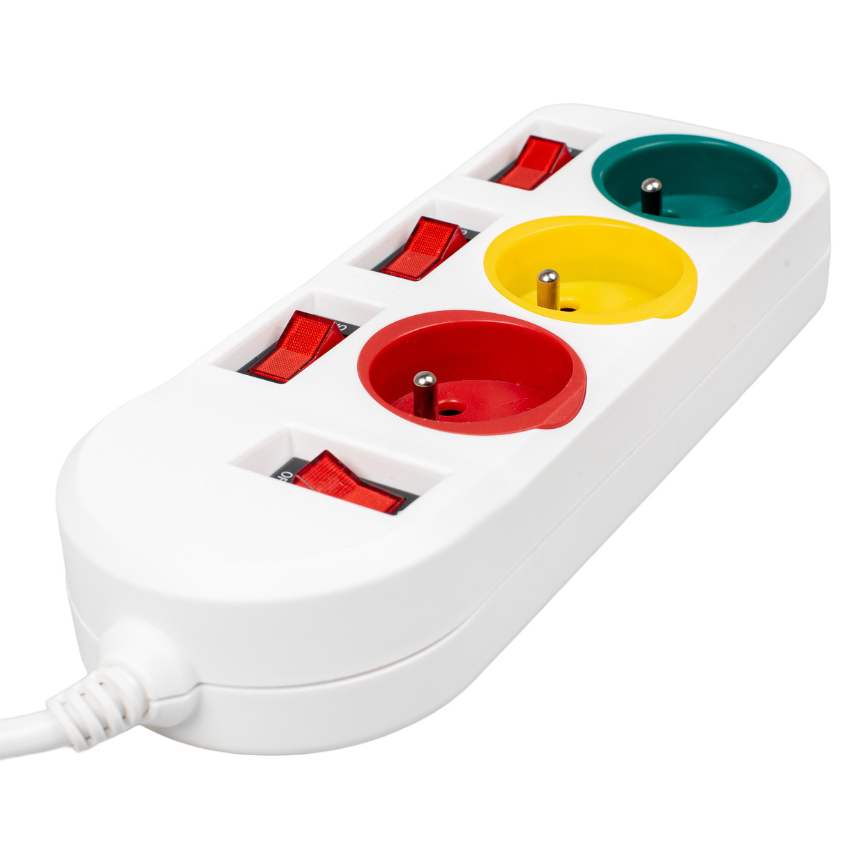 Biała listwa zasilająca z trzema gniazdami: czerwonym, żółtym i zielonym. Ma czerwone przełączniki. Biały kabel wychodzi z podstawy.
