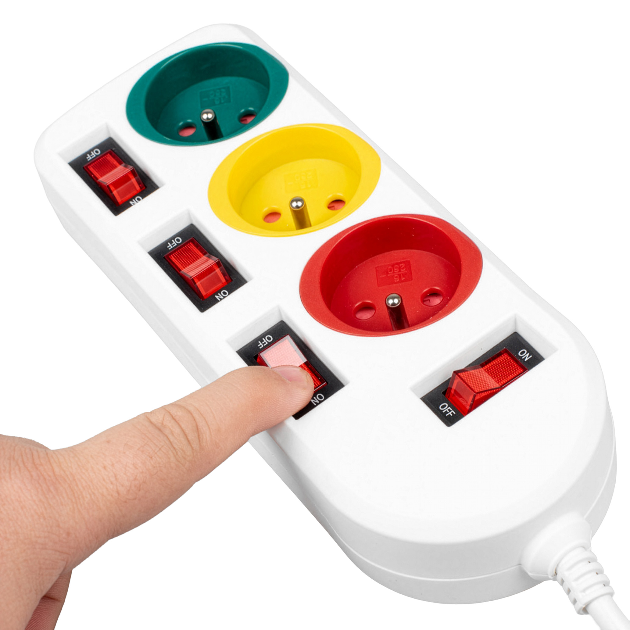 Biały przedłużacz z zielonymi, żółtymi i czerwonymi gniazdami. Palec włącza czerwony przełącznik.