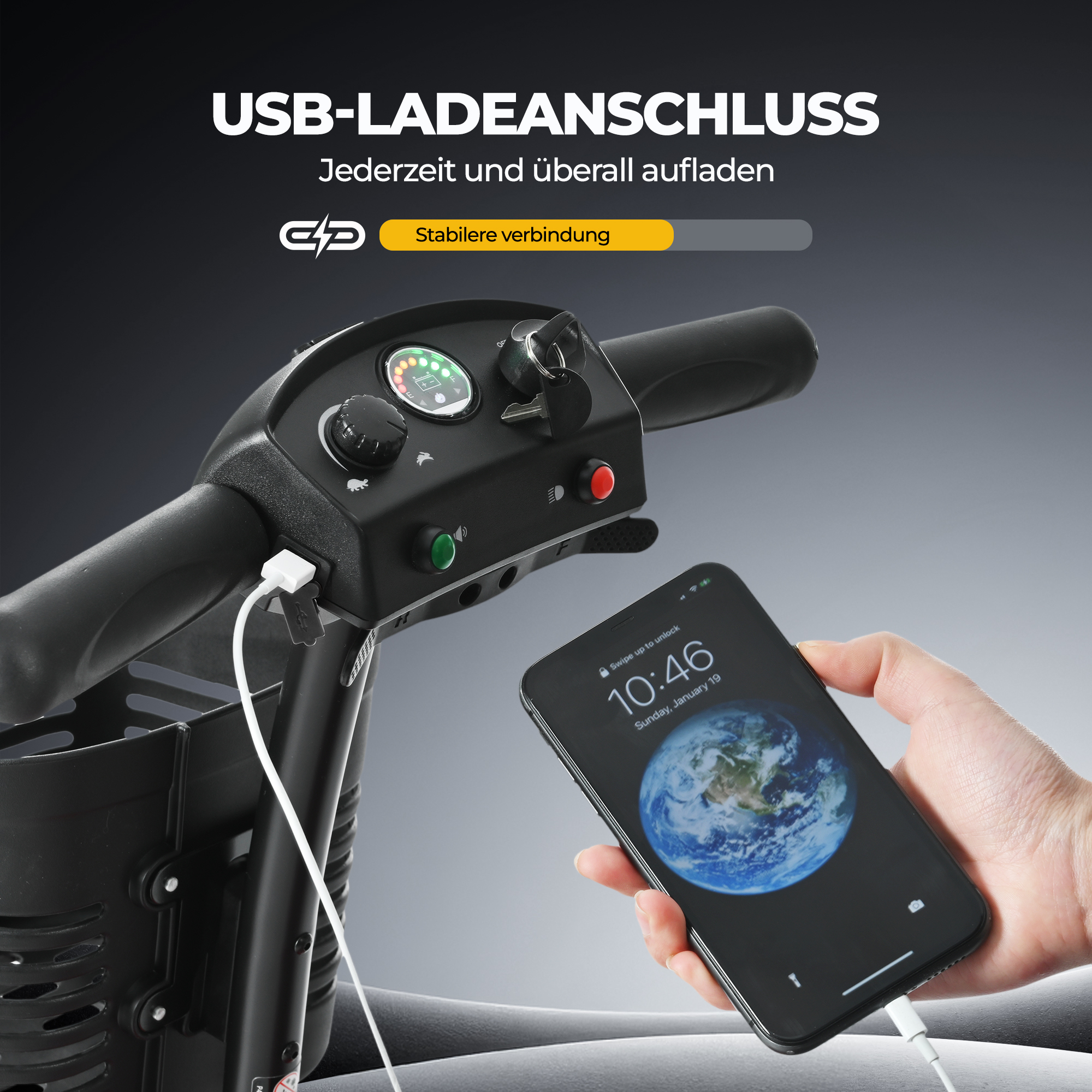 Ein Telefon, das aufgeladen wird, ist an den USB-Anschluss eines Rollers angeschlossen. Das Telefon zeigt die Uhrzeit an.