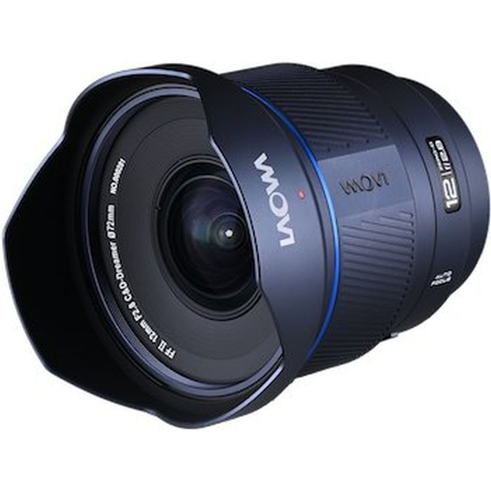 Un obiettivo Laowa 12mm blu scuro. Ha un paraluce e i dettagli della messa a fuoco sono visibili. Il marchio è sul corpo dell'obiettivo.