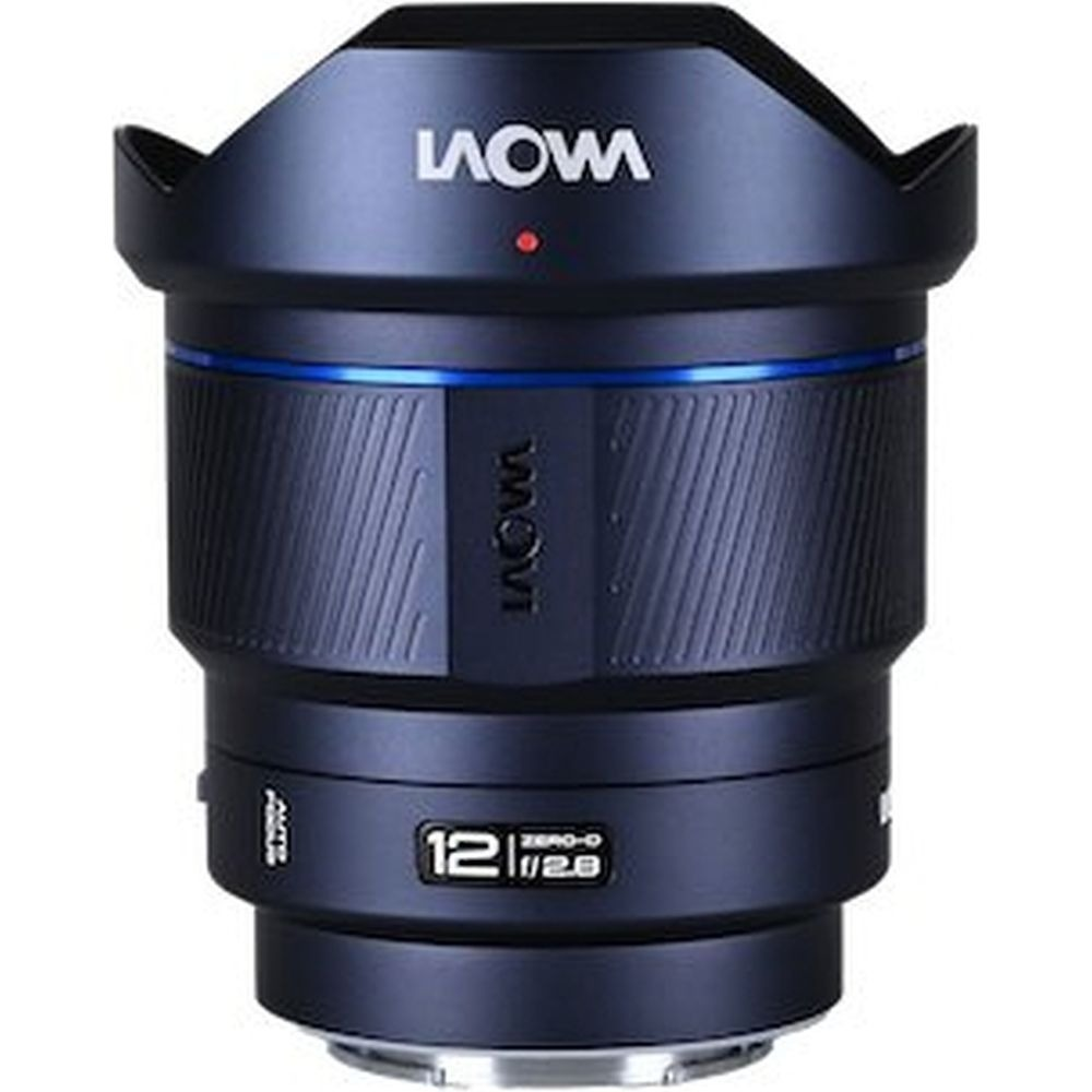 Un obiettivo per fotocamera blu scuro. L'obiettivo porta il marchio "LAOWA". Ha un punto rosso e sono visibili i numeri 12/2.8.