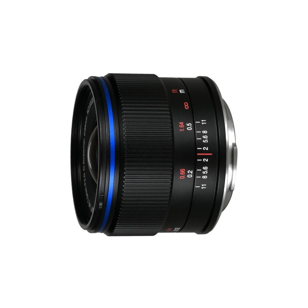 Un objetivo de cámara negro con detalles azules, marcas de distancia y apertura, y una montura plateada, aislado sobre blanco.