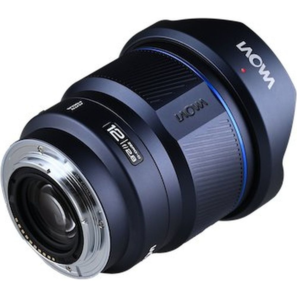 Un obiettivo per fotocamera blu scuro con dettagli argentati. L'obiettivo presenta il marchio 'LAOWA' e le marcature '12/2.8'. Su sfondo bianco.