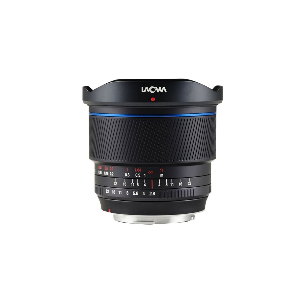 Un objetivo de cámara negro con marcas azules y rojas y la marca 'LAOWA' arriba, aislado sobre un fondo blanco.