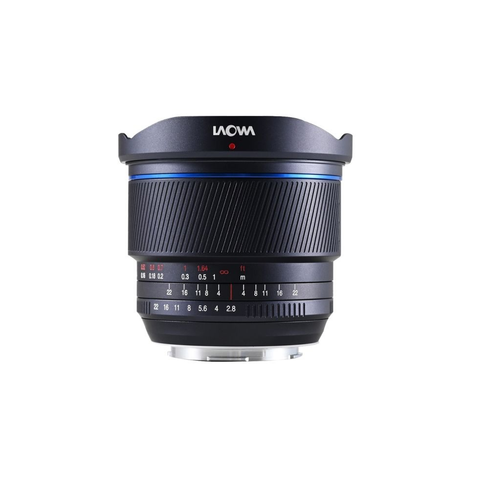 Un objetivo de cámara negro con detalles azules y texto blanco. La marca LAOWA es visible. El objetivo tiene marcas numéricas.
