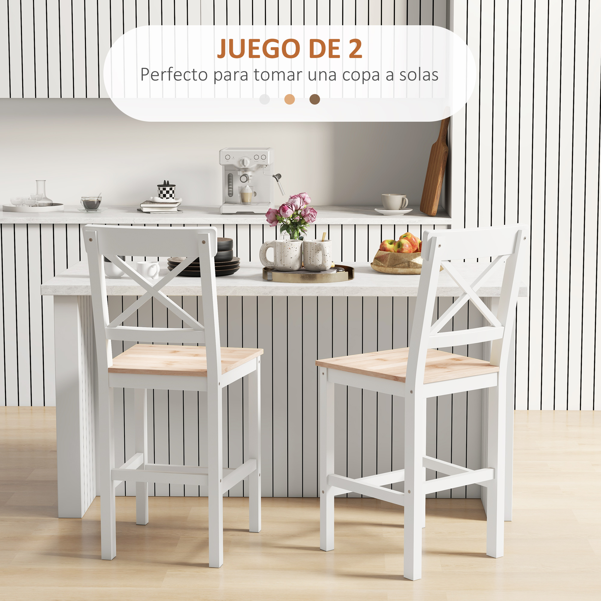 Escena de cocina con dos sillas blancas, mesa con fruta, cafetera y pared a rayas.
