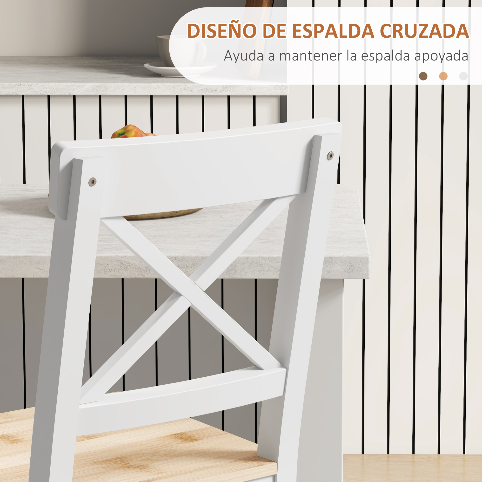 Una silla de madera blanca con respaldo en forma de X está frente a una mesa. Rayas verticales blancas y negras en el fondo.