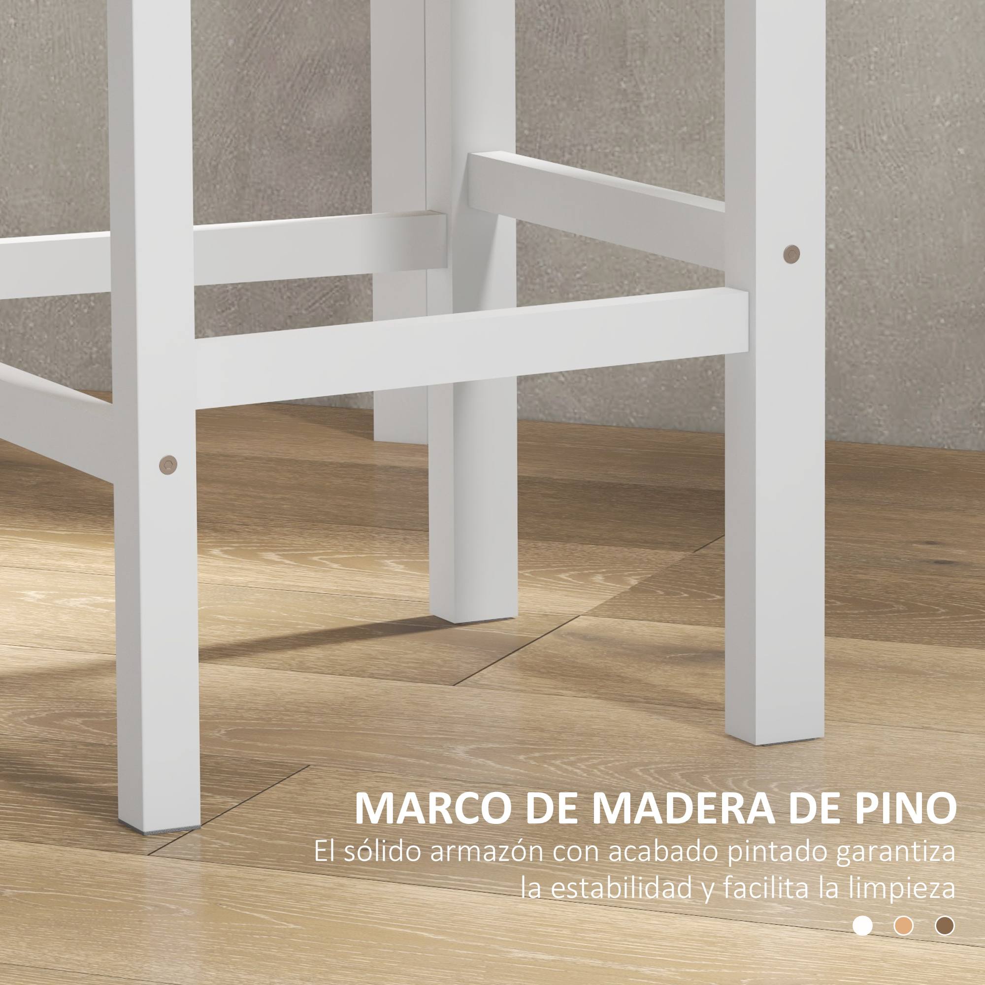 Patas de silla de madera blanca con soportes horizontales, sobre suelo de madera, con fondo gris.