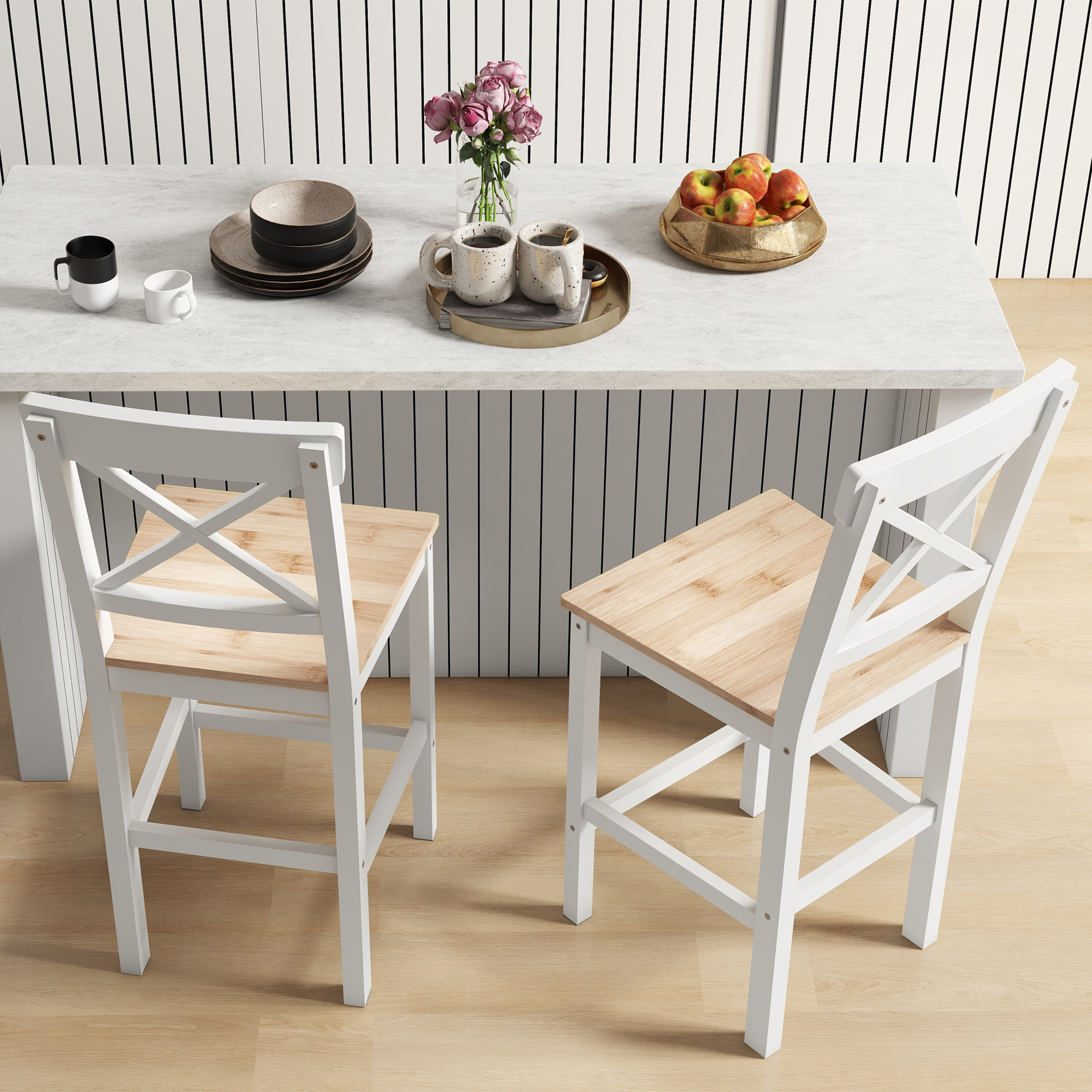 Una mesa con dos sillas. En la mesa hay platos, tazas, flores y fruta. Se ve un suelo de madera.