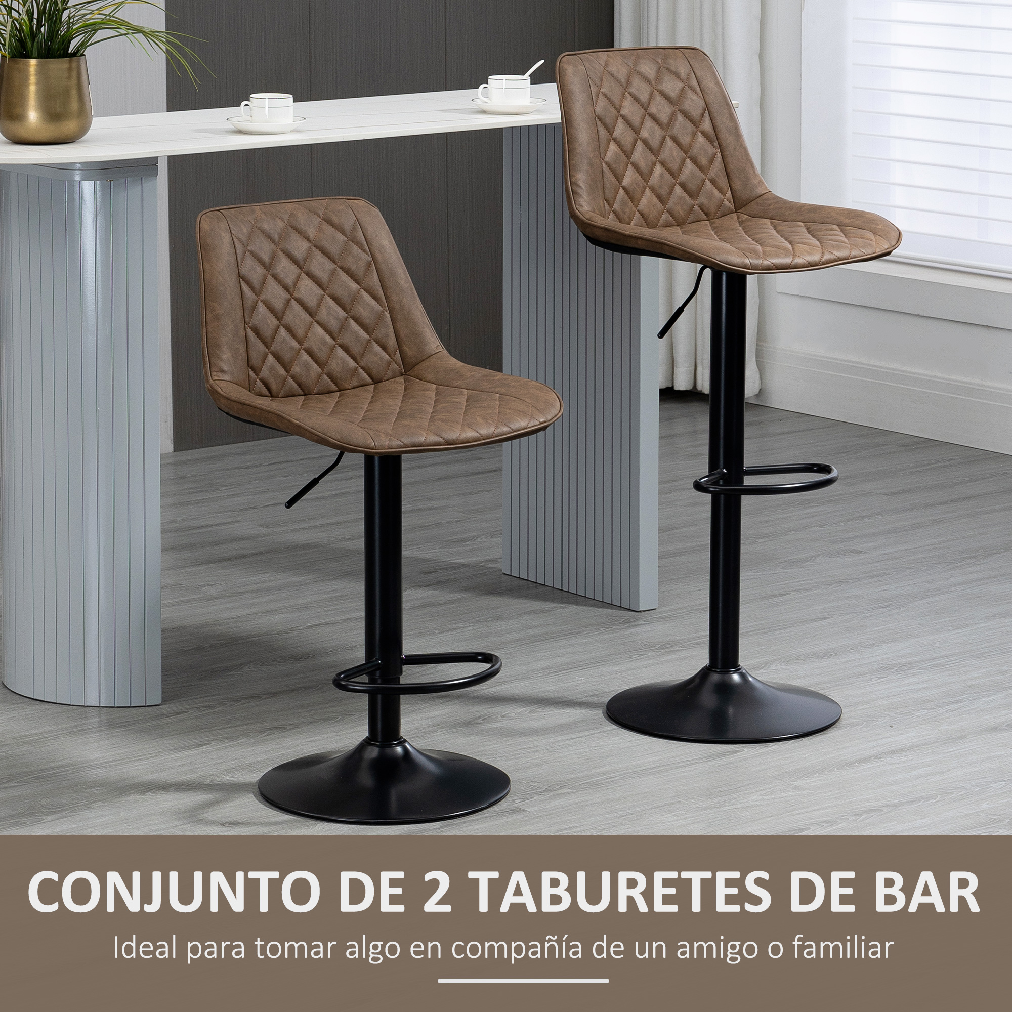 Dos taburetes de bar acolchados marrones con bases negras. Una barra blanca con planta y tazas de café en el fondo.