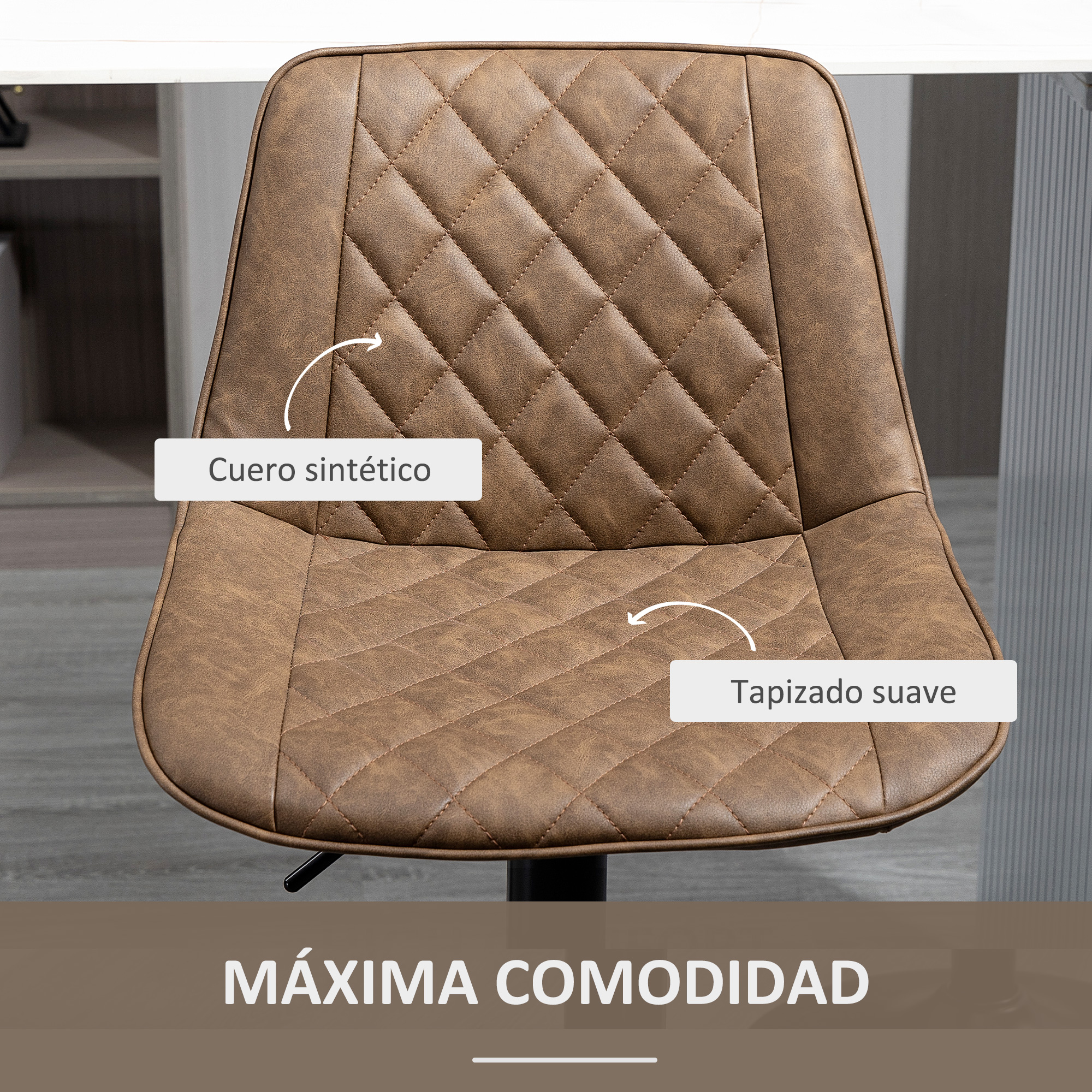 Una silla de cuero marrón con costuras de diamantes. El texto dice 'cuero sintético' y 'tapizado suave'. El texto inferior dice 'MÁXIMA COMODIDAD'.