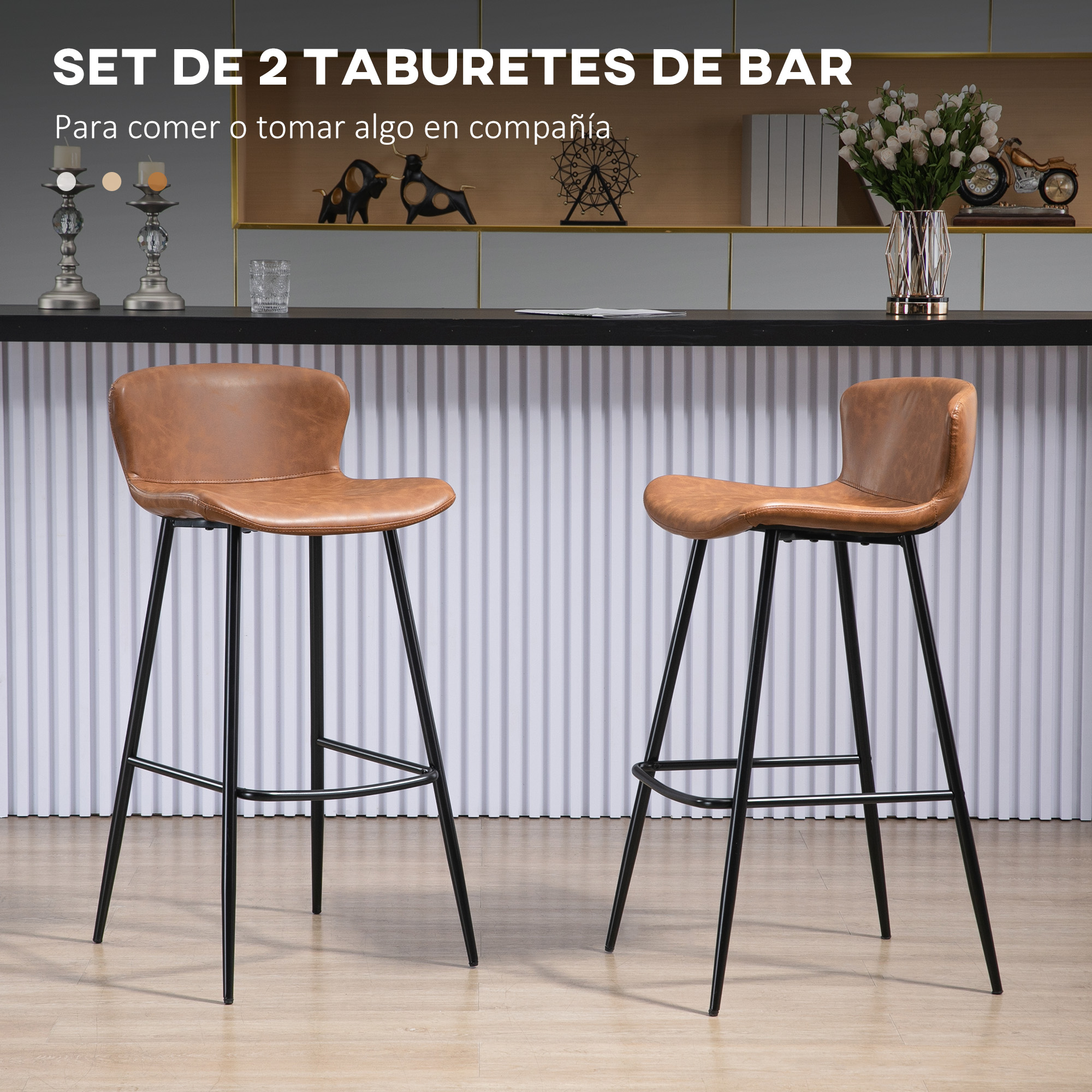 Dos taburetes de bar de cuero marrón con patas negras frente a una barra. El fondo incluye decoración y estantes.