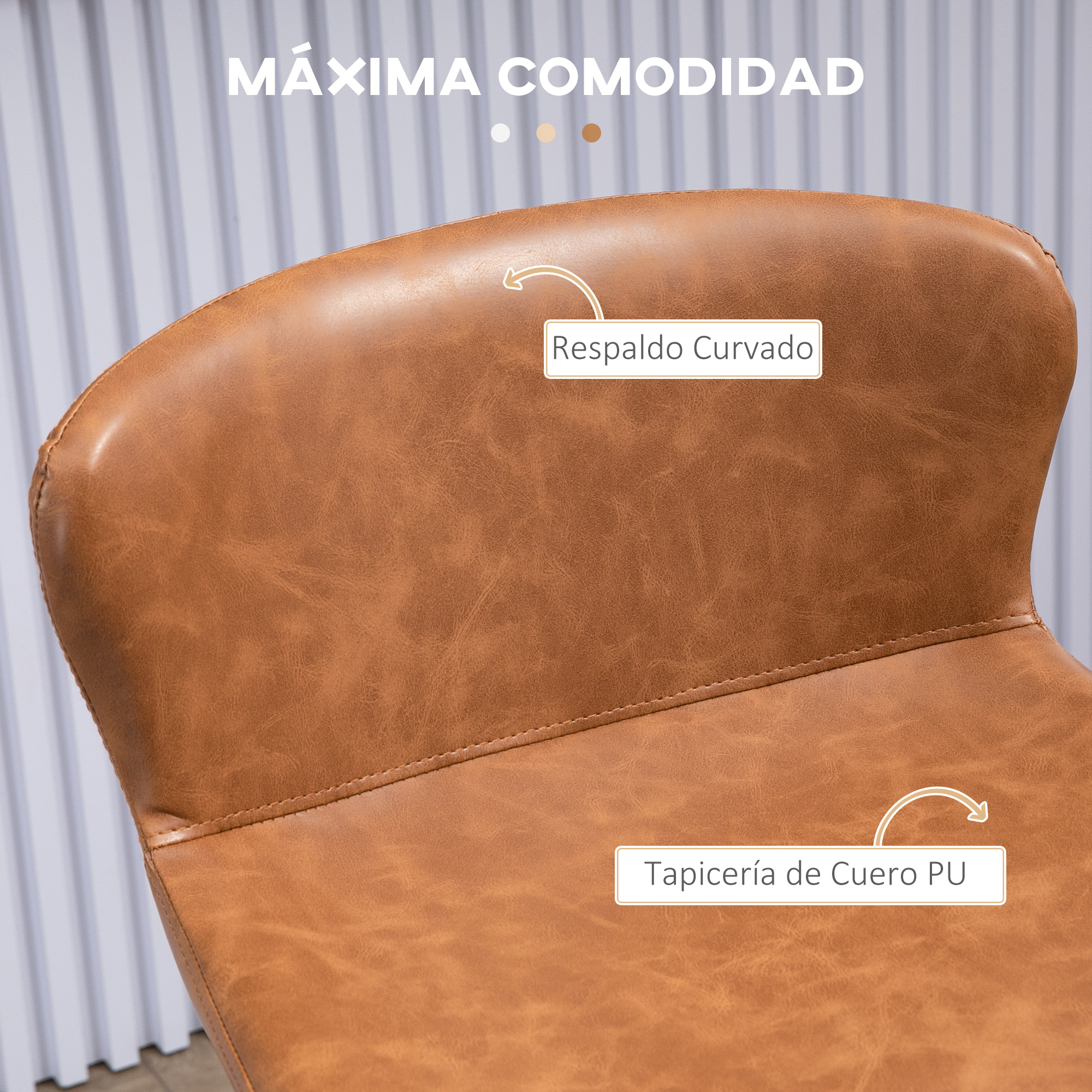 Primer plano de un respaldo de silla de cuero marrón. El texto dice 'Máxima Comodidad', 'Respaldo Curvado' y 'Tapicería de Cuero PU'.